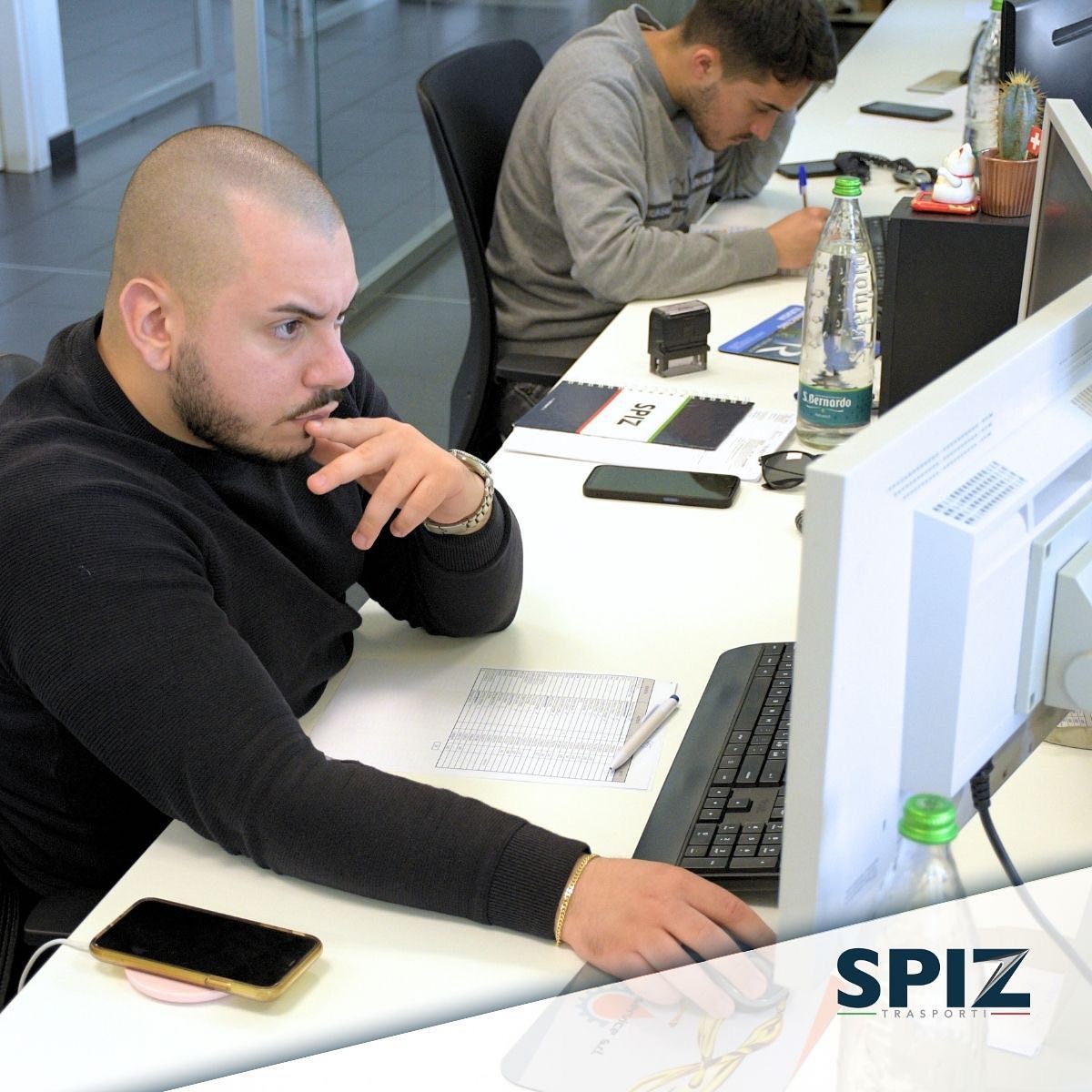 🤝 Un team impegnato e dinamico, sempre pronto a gestire ogni situazione in tempo reale con la massima professionalità: questa è l’essenza di Spiz Trasporti, i nostri volti e il nostro impegno verso il cliente.
Scopri di più: https://www.spiztrasporti.com/semplicemente-spiz
•••••••••••••••••••••••
🤝 A committed and dynamic team, always ready to manage any situation in real time with utmost professionalism: this defines the identity of Spiz Trasporti, our people and our dedication to our clients.
Find out more: https://www.spiztrasporti.com/en/semplicemente-spiz
#SpizTrasporti #Trasporti #Logistica #Consegne #SpedizioniAffidabili #TrasportiGlobali #EcoTrasporti #Cargo #Efficienza