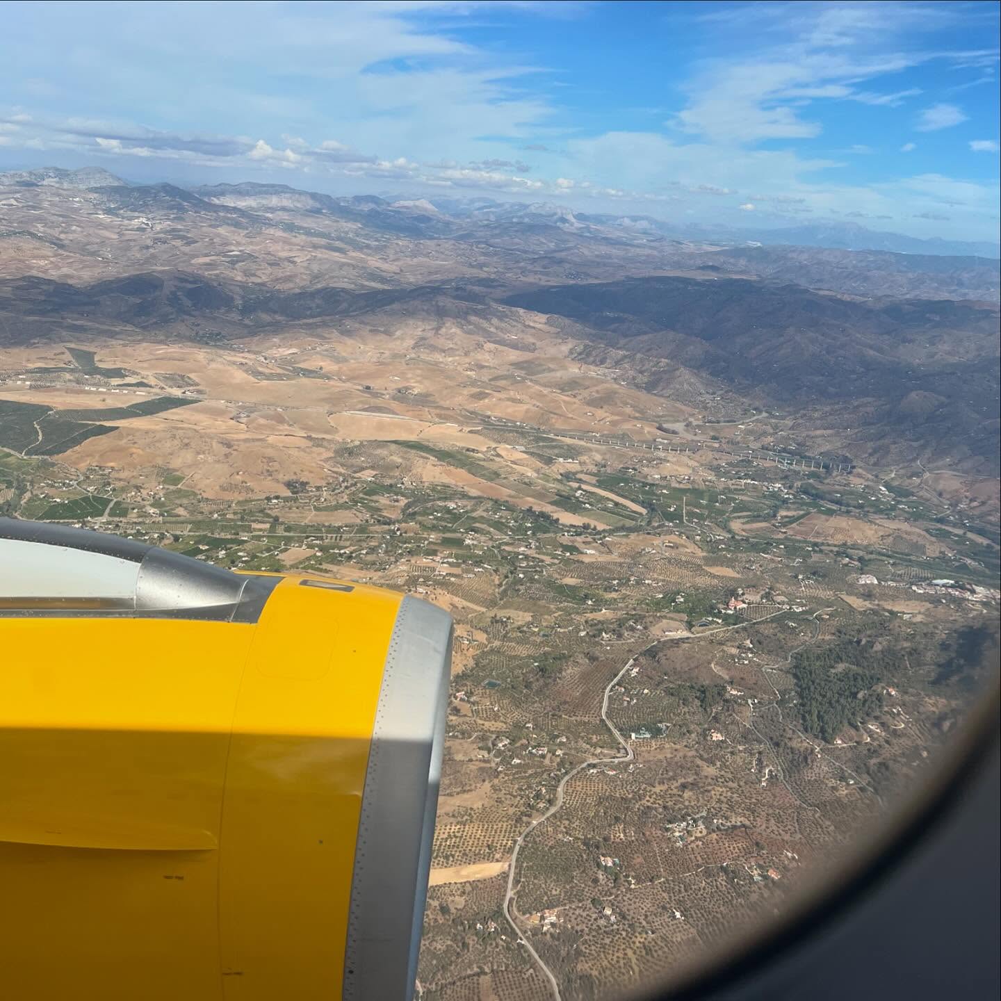 Lustige spanische Airline Vueling von Barcelona nach Málaga. Schon das Knallgelb! Dann der Humor auf der Serviette: „ANWEISUNGEN: Komm, hast du wirklich gedacht, dass es Anweisungen braucht?“ #ferieninspanien #barcelona #malaga #vueling