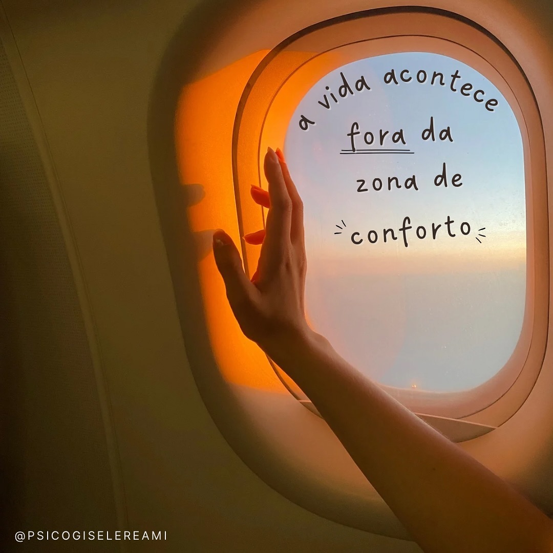 Sair da zona de conforto é um dos maiores desafios que enfrentamos. Muitas vezes, sem aviso, a vida nos tira do que conhecemos e nos empurra para o inesperado. Mas é justamente fora desse espaço conhecido e confortável que ocorrem as maiores transformações.
Buscamos o que é conhecido e previsível, pois o que é familiar nos dá a sensação de controle. No entanto, quando algo muda — mesmo que seja uma mudança desejada — é comum surgirem sentimentos de resistência e desconforto. Isso acontece porque somos levados a encarar partes de nós que não queremos: nossas inseguranças, medos e fragilidades.
Cada vez que conseguimos lidar com o desconforto inicial da mudança, adquirimos maior capacidade de lidar com a incerteza. Isso nos ajuda a fortalecer emocionalmente, e nos torna mais resilientes e aptos a enfrentar novos desafios.
Embora o desconhecido traga medo, a vida é dinâmica e a verdade é que não temos controle de quase nada, só temos a falsa sensação de controle.
É no se permitir mudar que a vida acontece! ✨💛