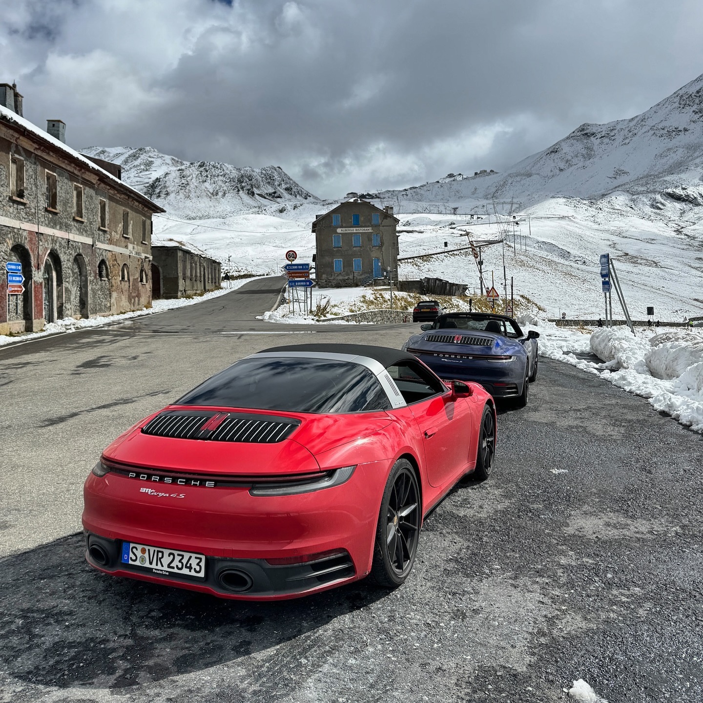 Two Porsche 911s, frozen in time, chasing the summit with snow at their side and adventure ahead. Power meets the peak. โ๏ธ๐๏ธ #Porsche911 #SummitChasers #ExclusiveExperiences #SnowDrive
Thanks to @google for empowering us ๐๐ผ