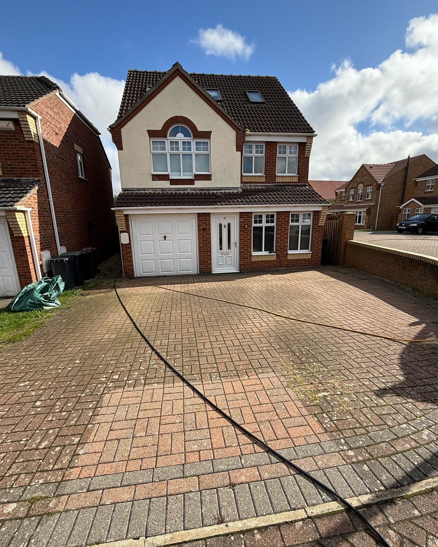 Lovely transformation on this driveway and brick wall, bringing it back to life! 🙌🏼🤩