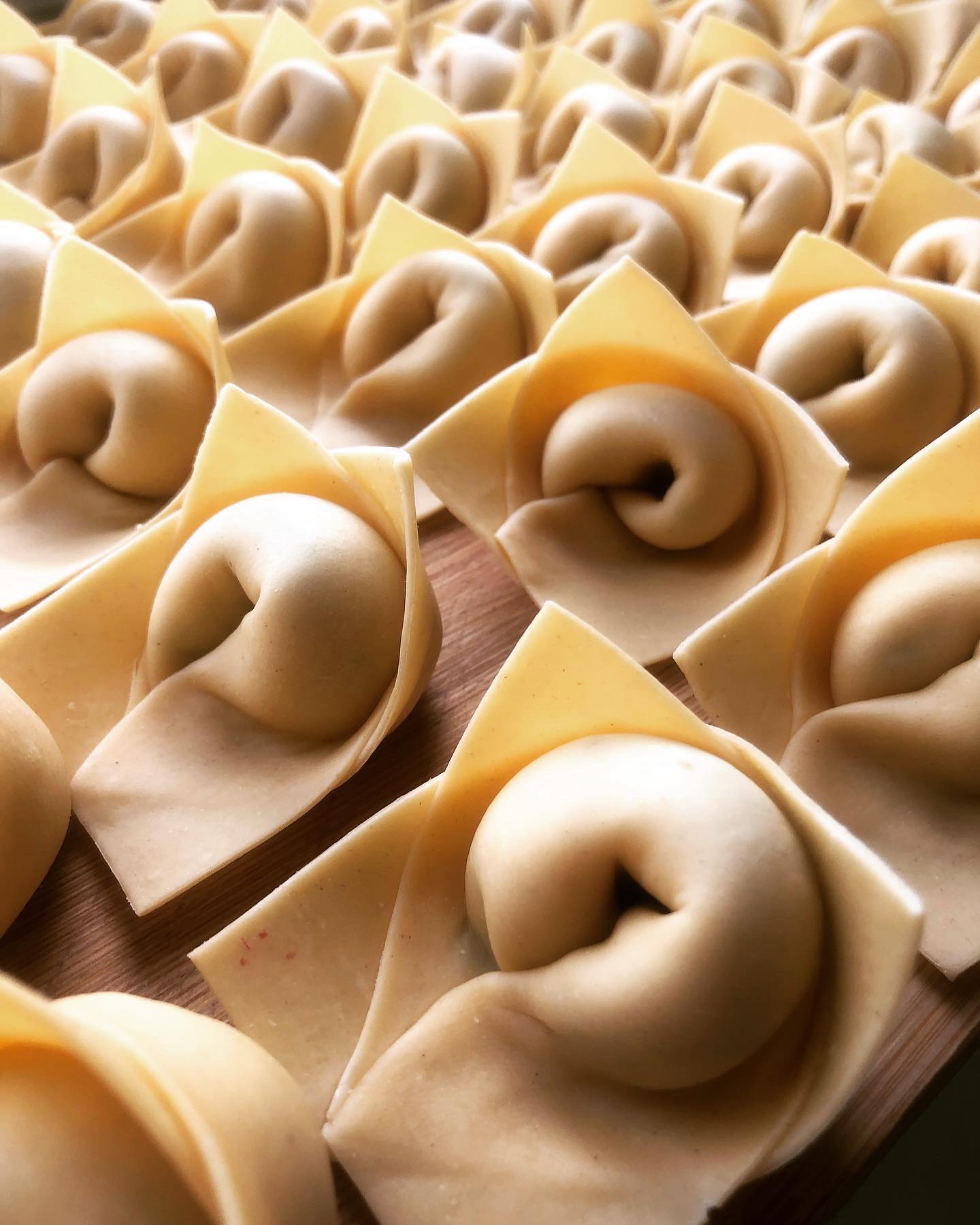 Just leaving these gorgeous, plump ravioli here on your feed to give you a little moment to relax and imagine the peace that comes from sitting down with a portion of egg pasta dough and a delicious filling and then folding them, one by one, into homemade pasta.
•
•
•
•
•
#freshpasta #pastafresca #homemadepasta #pastalovers #foodie #eattheworld #foodforthesoul #goodmoodfood #pastalover #feedfeed #italiancooking #onmytable #girlswithgluten #chosepasta #foryoupage #explore #workshop #pastatools #italiantools #brasspastatools #madeinitaly