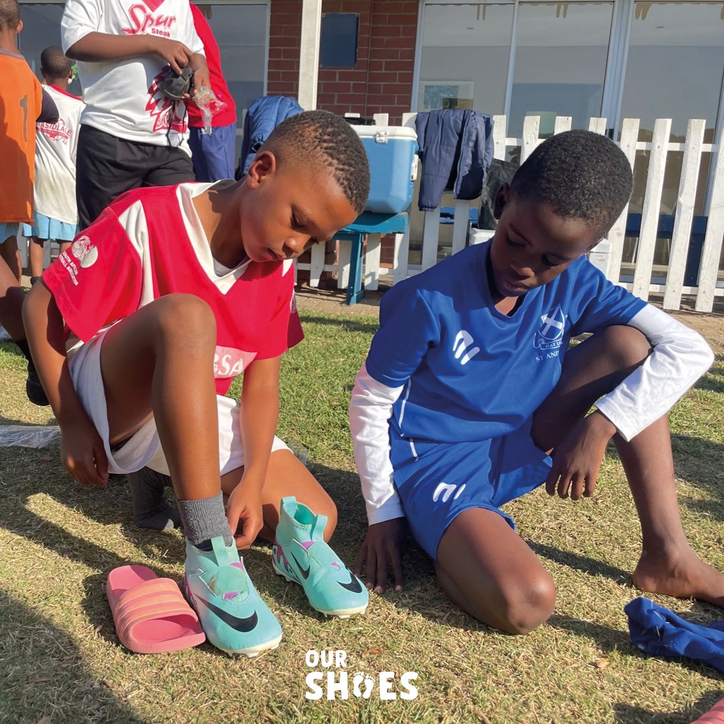 Your generous shoe donations are still making an incredible impact in South Africa! 🇿🇦
Each pair continues to bring smiles to children’s faces, providing them with comfort, confidence, and joy. Just look at those happy smiles as they receive their shoes! 👟❤️
Thank you for helping us make a world of difference, one step at a time, every step counts! 🌍
#OurShoes #Charity #EveryStepCounts