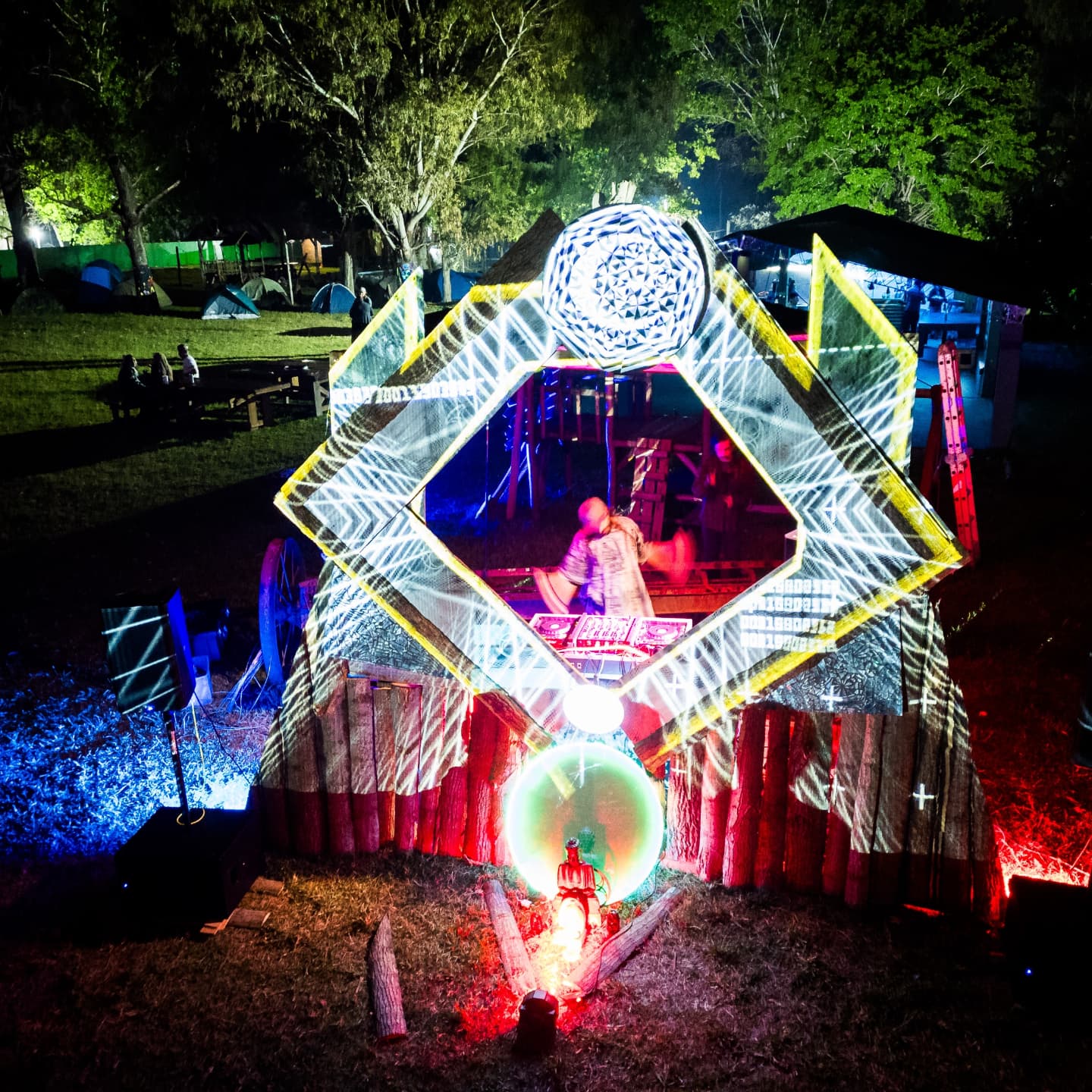 @nighters.unity psichedelic music party
1 y 2 @kunan_tripper
3 4 y 5 @stereoskopia_arg
7 y 8 @vruha_squarelab