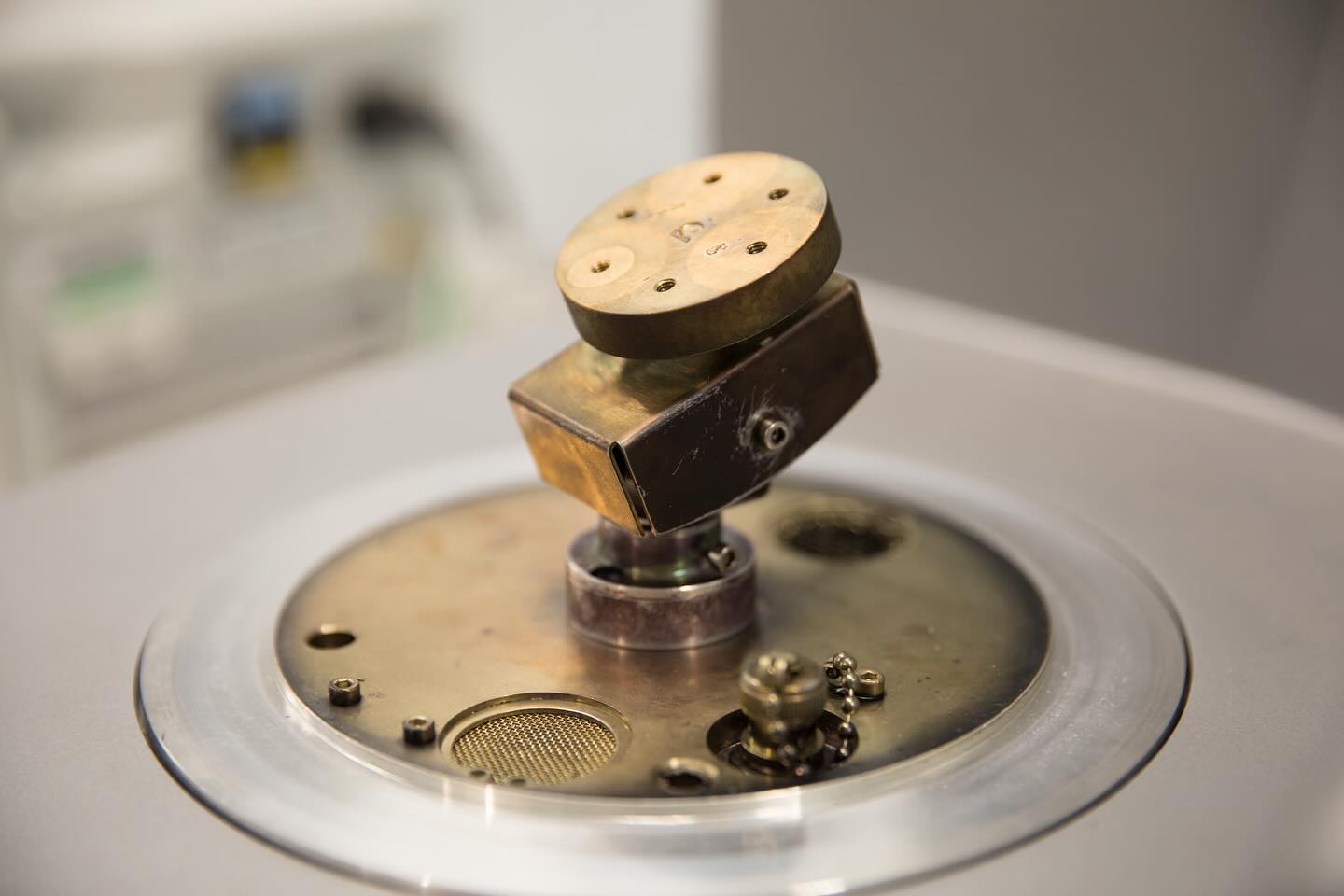 Metal coater for electron microscopy
#science #electronmicroscope #laboratory #scienceart #sciencephoto #scientific #scienceweek #research #lab #micro #microscope #microscopy #medicine #medicalsciencestudent #medicalstudent #macrophotography #mineralomics #bio #biology #bioimaging #biologylab #minerals #chemistry #material #engineering #physics #sciencecommunication #ucl #DDCSEM #Mineralomics