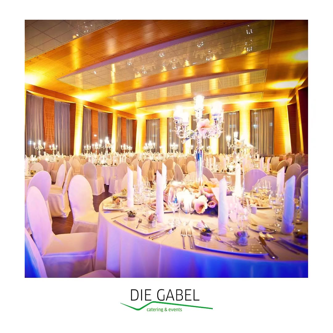 Auch wenn die Weihnachtszeit noch einige Wochen entfernt ist, beschäftigen wir uns nun endlich wieder mit unseren geliebten Veranstaltungen Ende des Jahres.
Ein paar freie Termine sind noch verfügbar – kontaktieren Sie uns gerne, wenn Sie noch einen Catering-Dienstleister für Ihr November- oder Dezember-Event benötigen! 🌲🎅🏻
#diegabel_cateringevents #cateringfrankfurt #cateringrheinmain #xmas #xmasdinner #celebration