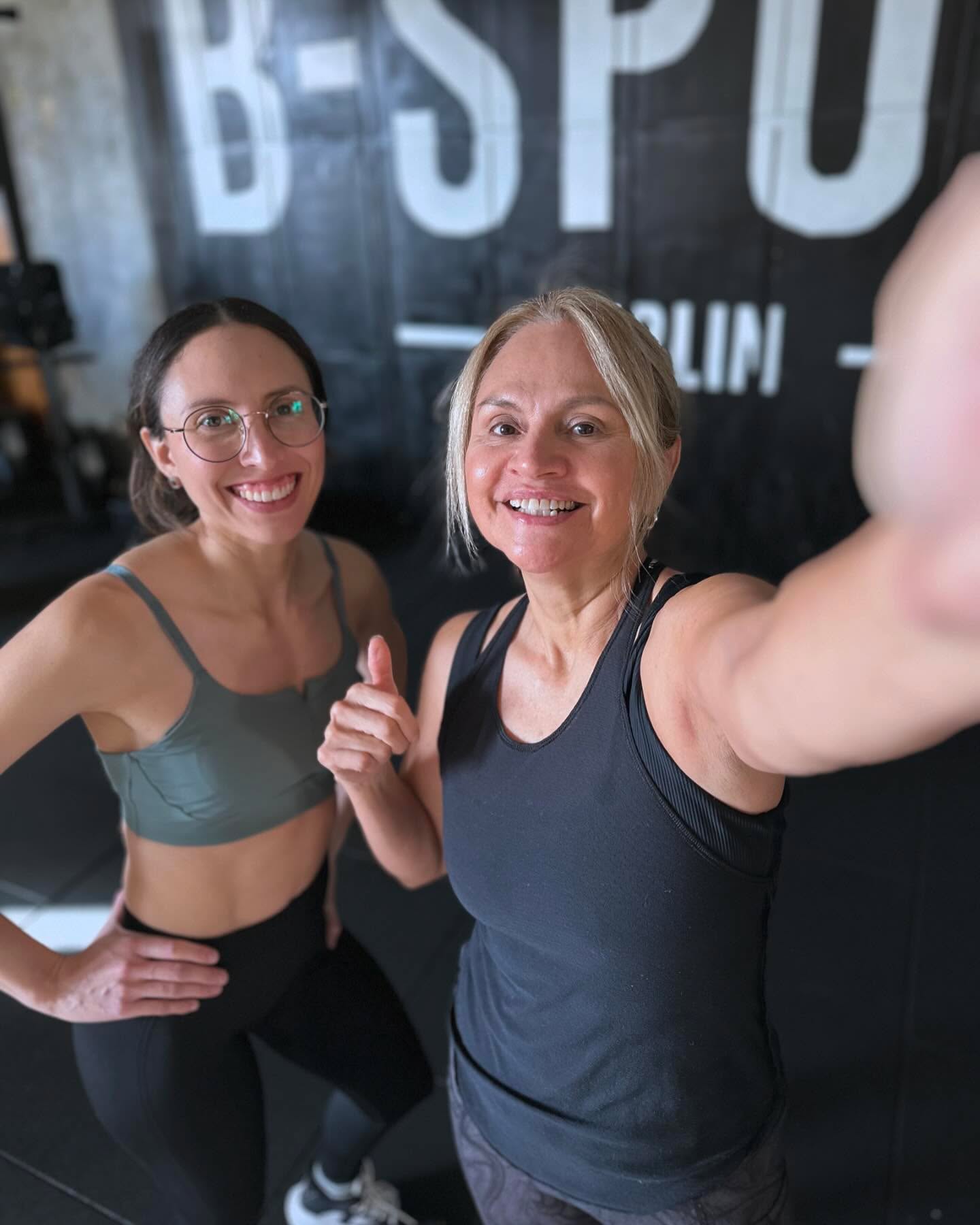 💪 Mother & Daughter Goals at B-SPORT! 💪
Melissa und Laura zeigen uns, wie man als Mutter-Tochter-Team trainiert und sich gegenseitig motiviert! 🙌👟 Von intensiven Workouts bis hin zu neuen Herausforderungen, es gibt keinen besseren Weg, um gemeinsam fit zu bleiben.
Mach’s wie sie und komm zu B-SPORT – wir bieten dir das perfekte Training, um dich zu inspirieren und deine Ziele zu erreichen. Wer ist dein Lieblings-Workout-Partner? 👯♀️
#BSportBerlin #TrainTogether #FitFam #Motivation #MutterTochterTeam