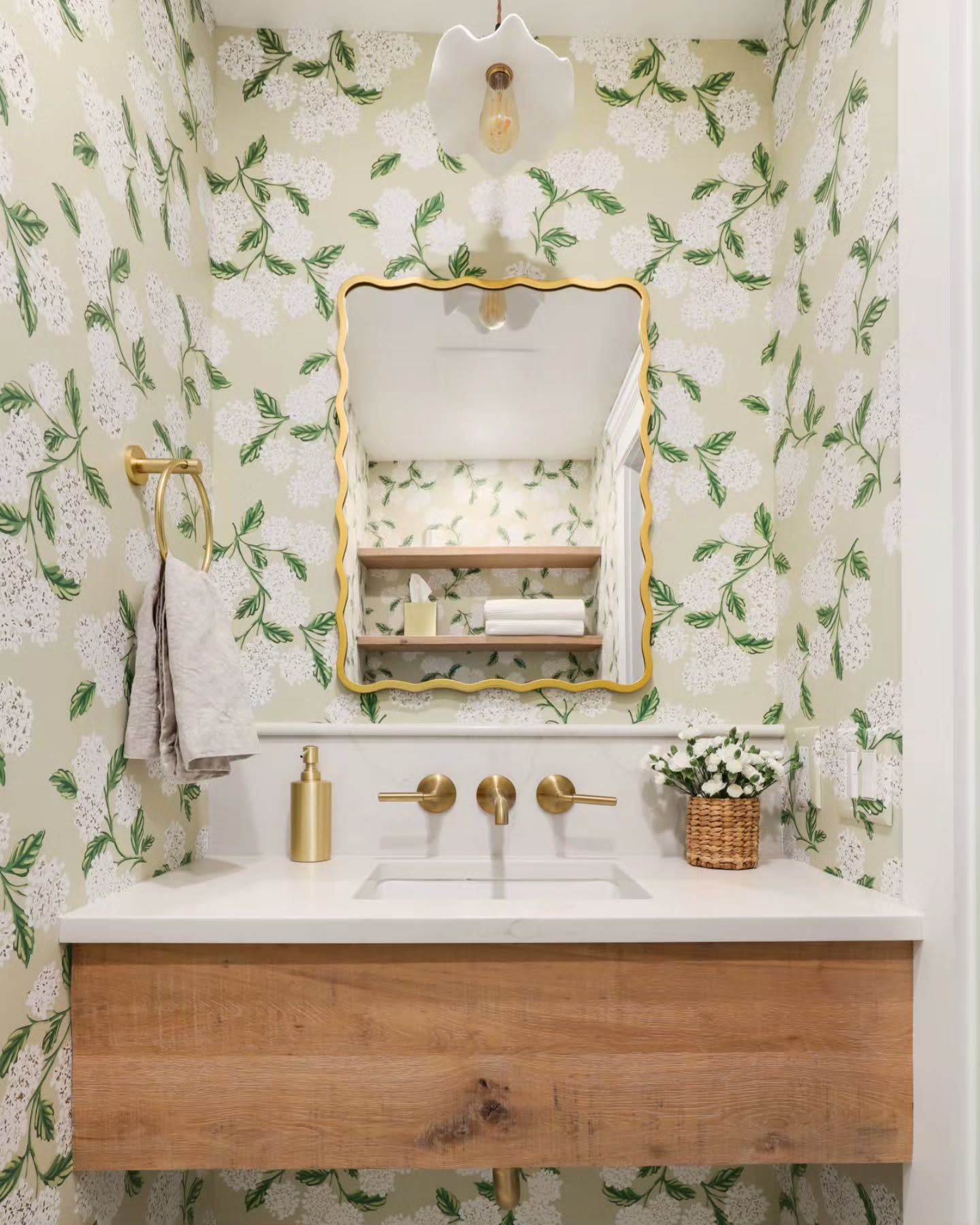 When the client says " let's keep it simple" , but the simple details turn into something spectacular.
Design + Build Ivory & Oak
📷@dannycooney
#bathroomdesign #interiorlove #interiors #housedesign #homedecor #renovation #remodel #luxuryhome #luxuryliving #bathroomremodel #wallpaper #westchesterliving #westchesterhomes
@riflepaperco
@ethnikliving