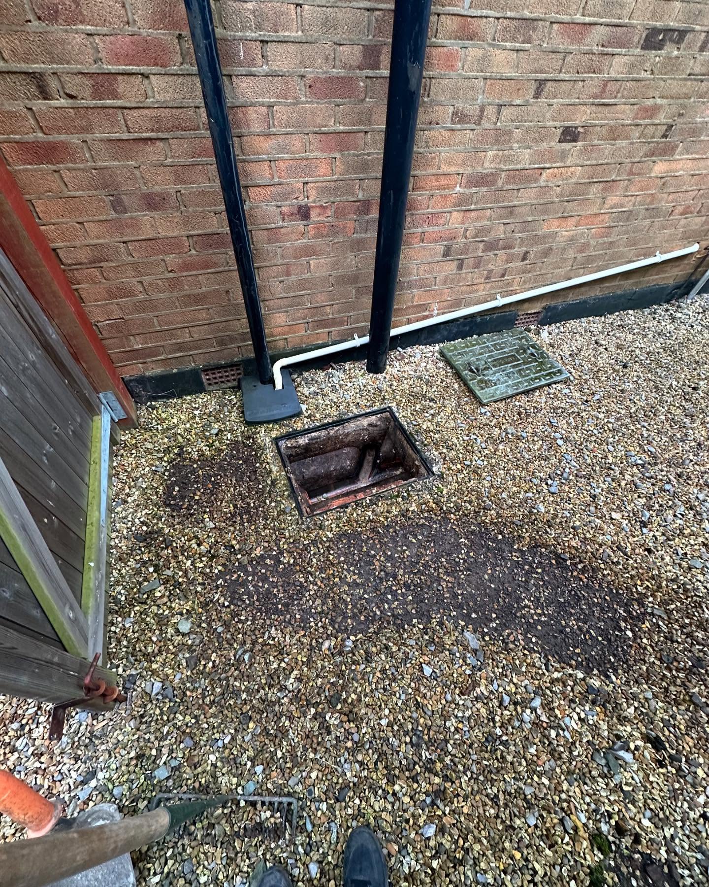 Little job we completed last week. Replacing a old manhole for a new one 👌 #drain #drainage #drainunblocking #drainblockage #drainjetting #draincctv #draincctvsurveys #poole #bournemouth #unique
