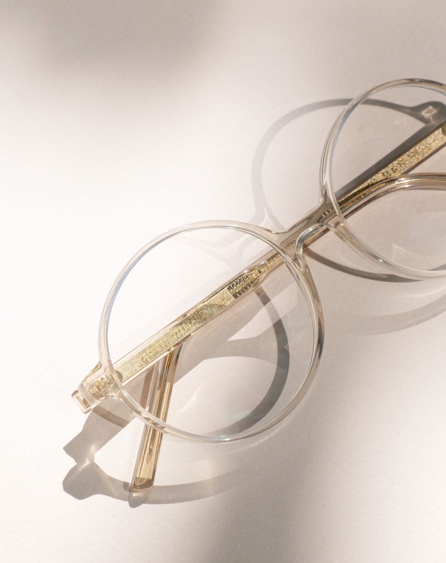 SEYA and SILDE – in special shine
When sunlight shines through SEYA and SILDE, an exciting play of light is created. The transparent frames shimmer like crystals. This emphasizes the refreshing shades and provides even more clarity. From sky blue to brown, from cappuccino to bordeaux red. Discreet yet with a special shine.