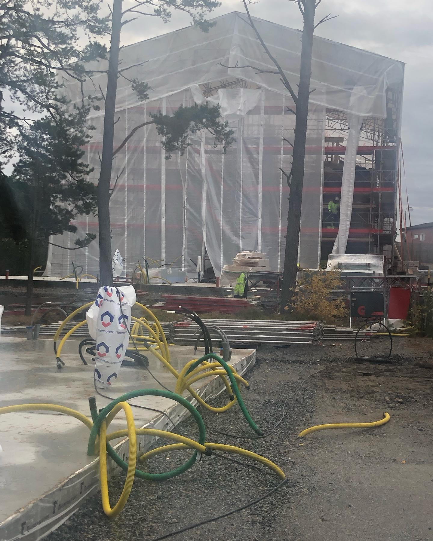 Markarbetet fortsätter och grunder börjar bli klara att montera parhus på. Bra jobbat grabbar. Mörtnäs , Designhus