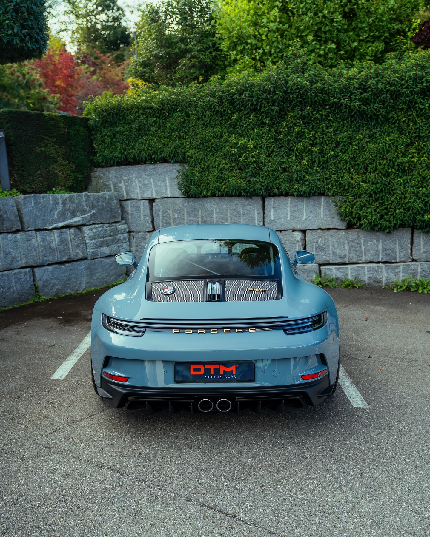 The new Porsche 911 S/T is a tribute to 60 years of Porsche 911, combining pure driving pleasure with classic performance. Weighing just 1,380 kg, it’s the lightest 911 of the current generation, making it incredibly agile. Powered by a 4.0-liter flat-six engine producing 525 hp—the same engine found in the GT3 RS—it comes exclusively with a six-speed manual gearbox. With a specialized suspension and standard carbon-ceramic brakes, it offers a precise driving experience. This limited edition model embodies exclusivity, driving dynamics, and a purist aesthetic.
#porsche #911 #911st #heritage #992 #porscheclub #gt3rs #gt3 #manual #porschclub #porschecapital #switzerland #zurich