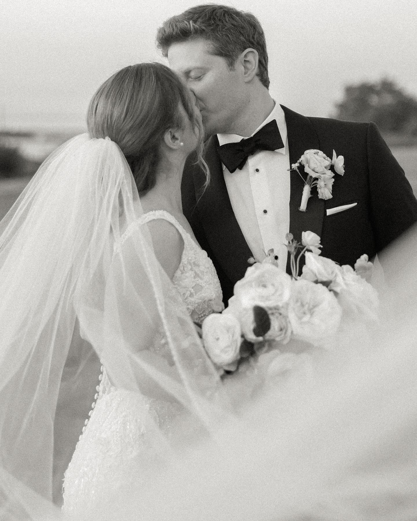Classic couple photos with M&C on their beautiful day 🤍
.
.
.
Venue @oceancliffnewport
Planning and design @jennyeventsco