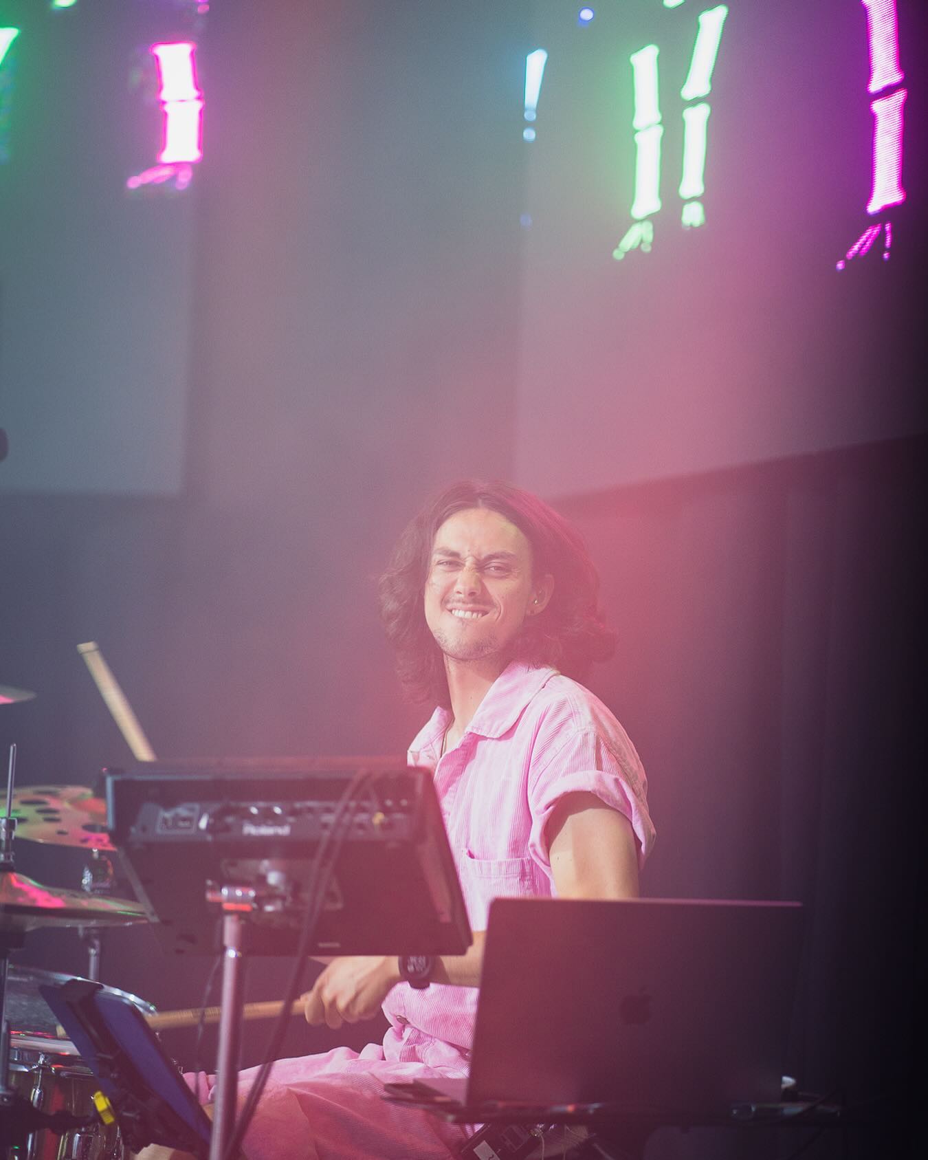 happy to announce weekly gigs till the end of the year 🤙🏽
on stage with @florian_ast_official / @ruby.state / @coveredmusic.ch
pic by @tim_staender
#drums #drummer #live #music #stage #tour #paiste #paistecymbals #ultimateearspro #music #drumlife