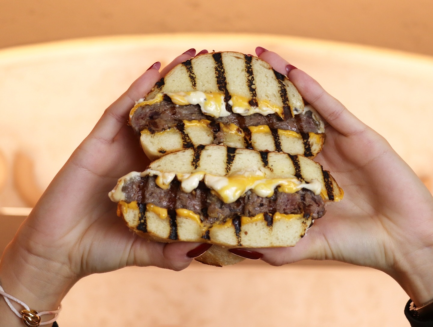 Mehr als nur ein Burger
Selbstgemachtes Brot, Saucen und mehr
Überzeugen Sie sich selbst!
#neuesRestaurant #rust #europapark #epark #genuss #genussmomente #comingsoon #gourmetküche #feinschmecker #kulinarik #erlebnisgastronomie #burger #grilled #meat #new #newrestaurant