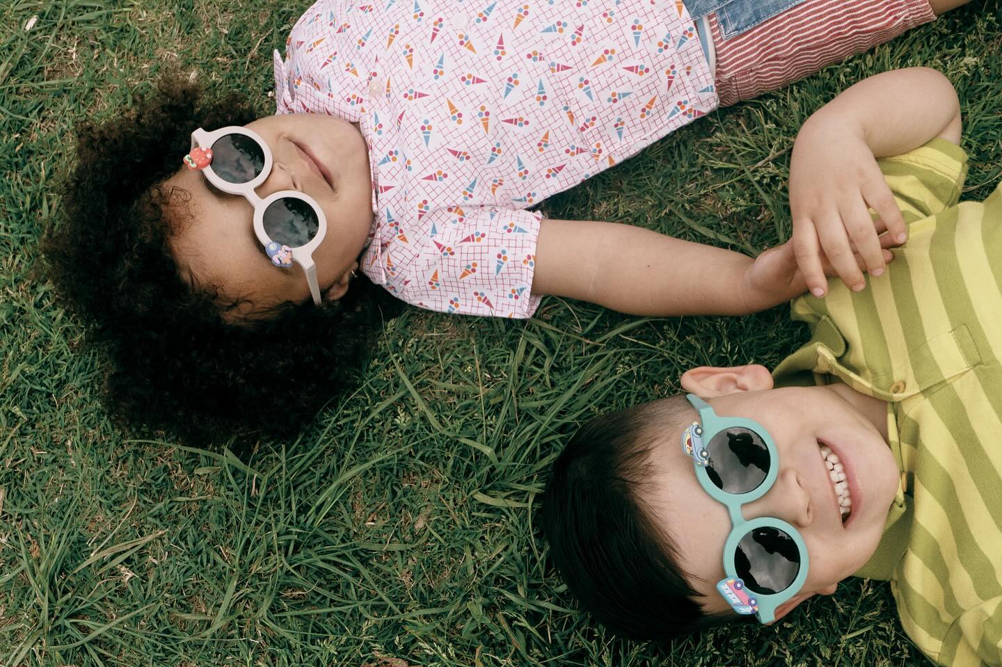 Relajados al aire libre, disfrutando del sol con sus Summies.🌿😎 Protegiendo sus ojos con estilo y siempre listos para la próxima aventura. #summies #sumsun #gafas #gafasdesol #infantil
Photo @valentiina.gonzalezz
Styling @tje.ria