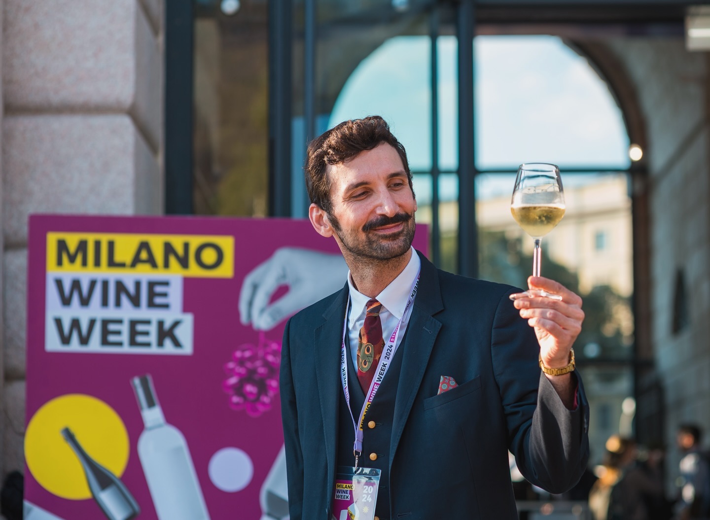 sแดษดแดแด แด
ษชสแด sแดแดssแด โ๐๐ข๐ฌ๐จ๐ ๐ง๐ ๐๐ฏ๐ฏ๐ข๐๐ข๐ง๐๐ซ๐ ๐ฅ๐ ๐ง๐ฎ๐จ๐ฏ๐ ๐ ๐๐ง๐๐ซ๐๐ณ๐ข๐จ๐ง๐ข ๐๐ฅ ๐ฏ๐ข๐ง๐จโ แดแด แดแดษช วซแดแดสแดแดษดแด สแด าแด? แด sแดแดสแดแดแดแดแดแดแด, แดษขสษช แดสแดสษช แดสษช แดษช แดแดษดsแด? ๐ค
Ecco perchรฉ amo lโ๐๐ก๐ข๐ง๐๐๐ di @milanowineweekofficial ๐ท
Perchรฉ apre le porte a chiunque. Non importa la tua etร , competenza, nazionalitร โฆ varchi la soglia e hai accesso a degustazioni guidate o da affrontare in solitaria, puoi incontrare produttori o radunare amici, passi โsolo per unโocchiataโ o perchรฉ volevi finalmente rivedere il tuo amico Gattone ๐ฅฐ
Quello che succede al suo interno ripaga ampiamente le 9 sveglie di buon mattino consecutive seguite da altrettante notti in balia di dolori fisici, gli immancabili contrattempi e le โsorprese inaspettateโ che sono parte integrante di ogni grande organizzazione ed evento.
Sentire la felicitร addosso ad un turista capitato lรฌ per caso e prendersi un abbraccio da un produttore finalmente conosciuto di persona. Raggiungere lโultimo tram con gli addetti delle pulizie e mangiare per terra un panino con quelli della sicurezza. Ragionare sulla comunicazione con i sommelier e comprendere le esigenze del pubblico ad ogni persona che ti avvicina. Trasmettere positivitร ai tanti giovani impegnati nel servizio, per poterli educare ed appassionare con rispetto nei loro confronti.
ร questo il mio โdietro le quinteโ di questa edizione di ๐ ๐๐๐๐ก๐ข ๐ช๐๐ก๐ ๐ช๐๐๐, dove sono per la seconda volta locomotiva in un binario tracciato da @fedegordini e che ha giร raggiunto la sua 7โ fermata. Ad ognuna ci sarร chi sale e chi scende, ma se qualcuno si limiterร a giudicarla (magari a posteriori e senza averla raggiunta), a me piace pensare perchรฉ e con chi lโho percorsa, per un tratto o per intero, insieme.
Eh sรญ, non dimentico che sono capitato qui grazie alla fiducia di un cuore blu ๐
@clarettablu
๐ธ @lorisscalzophotographer
#milanowineweek #enoteca