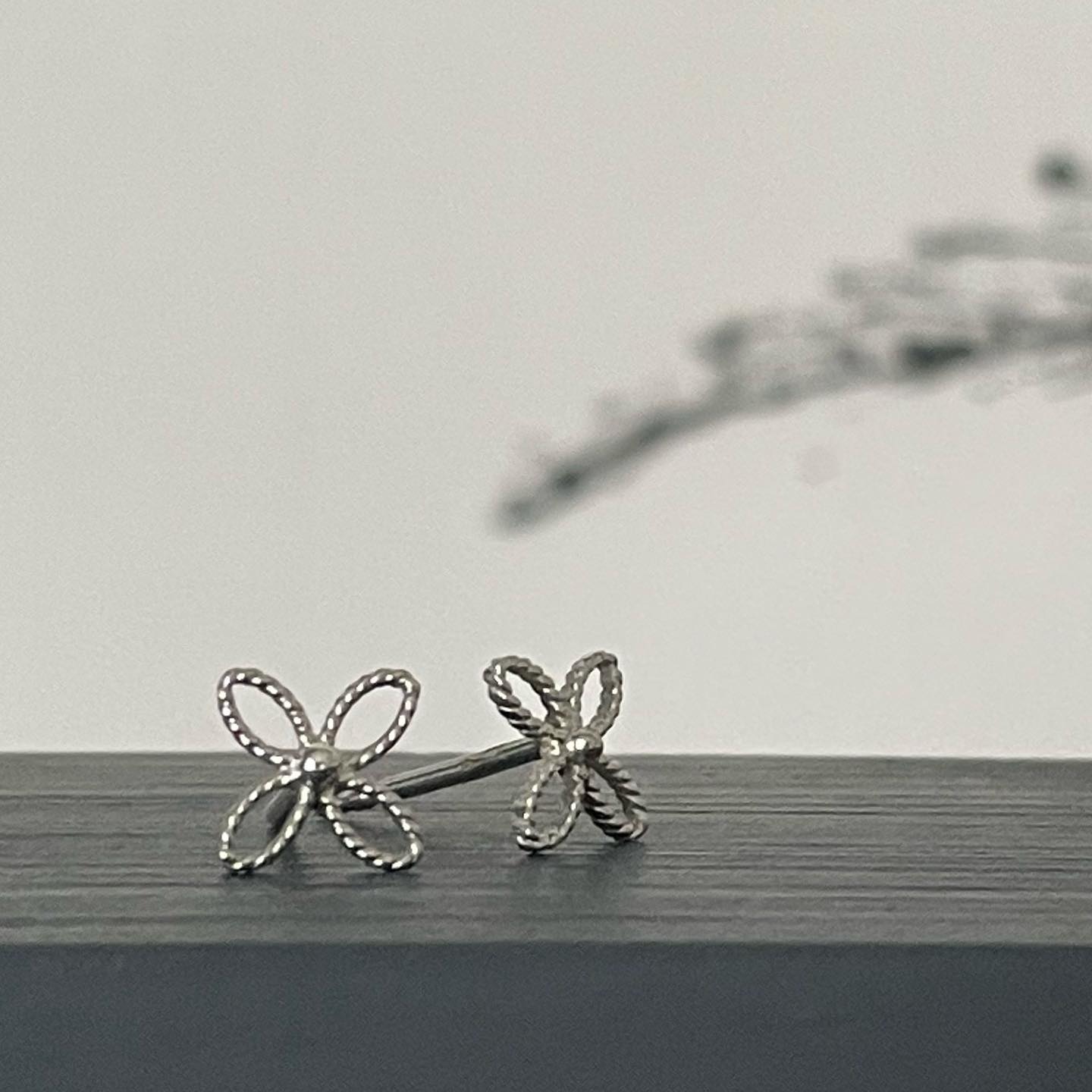 ✨N o u v e a u ✨
Petits clous d’oreilles « Pétales », en toute élégance et légèreté …
Argent 925 éco
Disponibles également en doré or jaune 750
#minimalistjewelry #petitbijou #petales #bouclesdoreilles #bijouxcreateur #noeebijoux