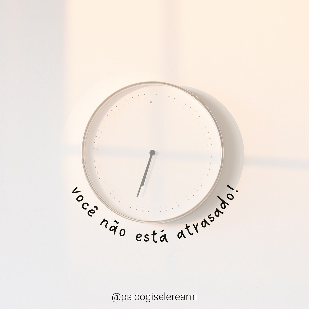 Cada um de nós tem seu próprio tempo e sua própria jornada, que muitas vezes não se encaixam nos padrões que a sociedade nos impõe. ⏱️
É fácil nos cobrarmos por não termos alcançado certos marcos ou por não estarmos onde esperávamos estar. Mas, quero te lembrar que o seu tempo é único e só seu. Ninguém pode viver isso por você!
Isso se aplica também aos momentos difíceis que enfrentamos — seja a dor da perda de alguém especial, o fim de uma fase importante ou até mesmo aqueles sonhos que não se concretizaram 😢 Esses sentimentos fazem parte do nosso caminho e são importantes para a nossa história.
Nenhum processo é linear! 🌀
Permita-se respeitar seu ritmo, acolher suas emoções e ter um pouco mais de paciência consigo mesmo. Você está exatamente onde precisa estar 💛✨