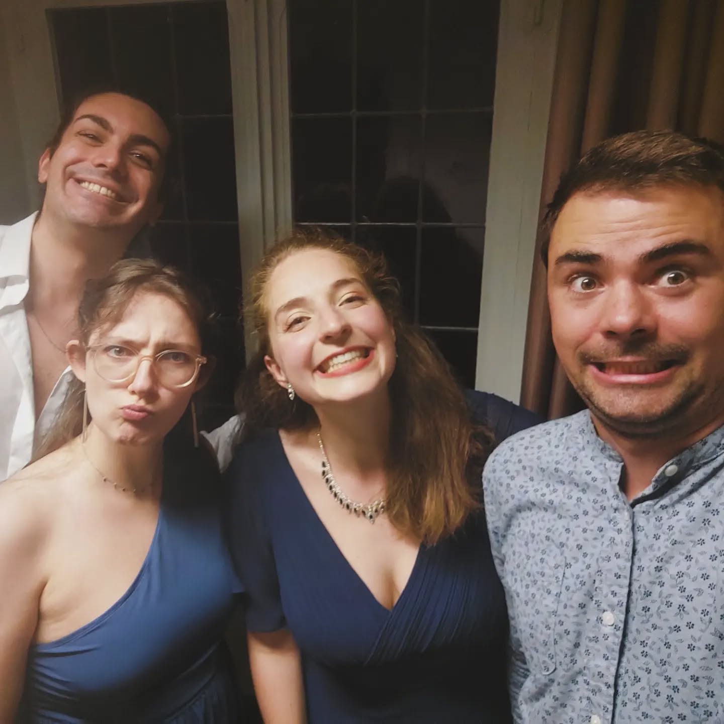 On l'a FAIT !
Photo 1 : on attend les résultats #stress
Photo 2 : on a les résultats #joie #bonheur
On est hyper heureu.ses.x d'avoir chanté ce soir et d'avoir été sélectionné.e.s par les @lesfestivalsdewallonie
Rendez-vous le 8 décembre au Palais des beaux arts @pbacharleroi pour la finale du concours Générations Classsiques ! On a hâte de vous proposer notre programme 😊🥳🤩
Trop fier.ère.s de représenter @artsaucarre
Merci à notre très chère professeure @coenjaertsmarielaure
#quatuor #vocalist
#singer #acapella #generationclassique
#concours #musiquedechambre #chambermusic #chambermusicfestival #hindemith #poulenc