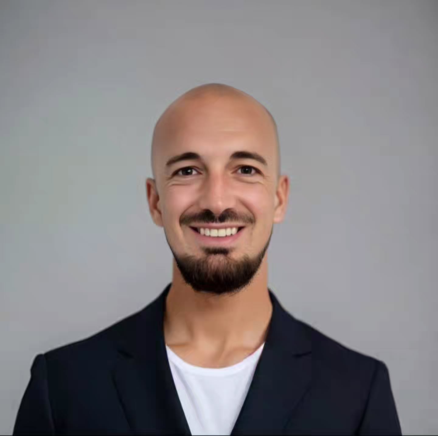 Lernt unseren Geschäftsführer Mario Kautz kennen!
👨👩👧👦 Familienmensch
🎾 Tennis, Fussball und Natur
🏢 Hausverwaltungsexperte
„Ich liebe es, Menschen ein Zuhause zu bieten!“
Fragen an unseren Chef? Kommentiert unten!
#MeetTheTeam #Hausverwaltung #WFVHausverwaltung