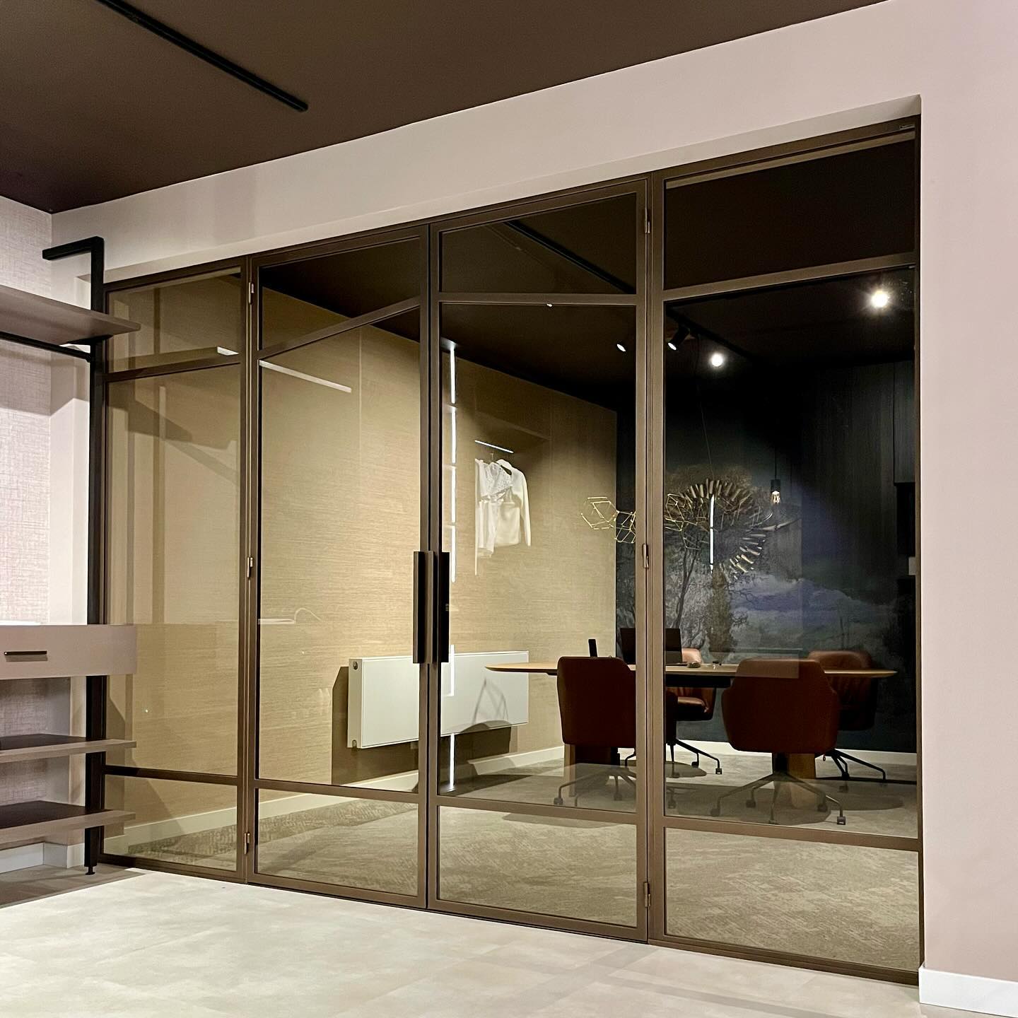In deze kantoorruimte/showroom hebben we een dubbele scharnierdeur met zijlichten geplaatst.
Het prachtige eindresultaat mag er zeker zijn, met de strakke afwerking, akoestisch brons getint veiligheidsglas en de subtiele vlakverdeling.
Gepoedercoat in de kleur IndianBrown✨
@wesselswonen
#stalendeuren #stalenbinnendeuren #brons #akoestisch #glas #scharnierdeur #stalenkozijnen #kantoor #vergaderruimte #winkel #showroom #interieur #interieurinspiratie #details #luxury #interieurlovers #wooninspiratie #interior #office #officedesign #maatwerk #design #rijssen #twente #wesselssteelworks