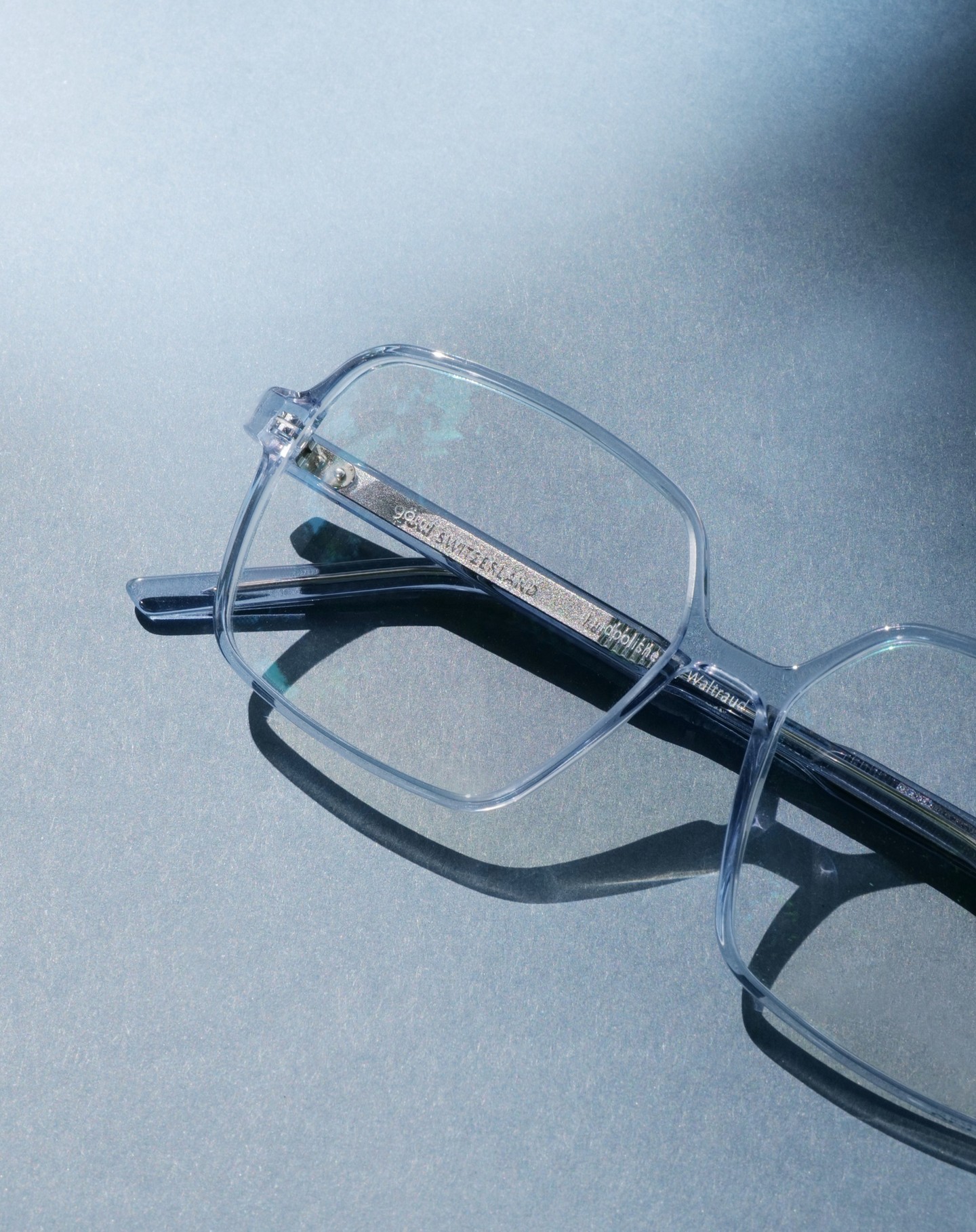 SEYA by @gottiswitzerland
Stylish oversize glasses with fascinating temple inlays, made from hand-polished acetate.