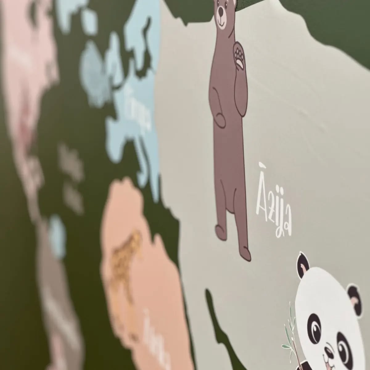 Sienas uzlīmes ir lielisks veids kā piešķirt telpai raksturu un stilu! 🤩
Uzlīmes bērnu istabā var kalpot ne tikai kā dekorācija, bet arī kā izglītojošs elements. Dzīvnieku pasaules karte attēlo kontinentu izvietojumu un to raksturīgākos dzīvniekus, kas ļaus vaļu fantāzijai un spēlēm! 🔎🦒🦭
Šo uzlīmi meklē mūsu e-veikalā www.stickerspot.eu
Vēlies personalizētas sienas uzlīmes? Raksti mums uz info@stickerspot.eu un pastāsti par savu ideju! 🤗
#stickerspot #sienasuzlīmes #bernuuzlimes #uzlimes #uzlīmesbērniem #interjerauzlīmes #uzlimesinterjeram