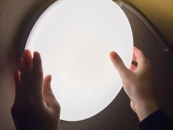 💡 Valoa pimeneviin iltoihin! 💡
Etenkin vanhemmissa asunnoissa on syytä kiinnittää huomiota riittävään valaistukseen. Monesti ennen 90-lukua rakennetuissa kiinteistöissä valaistus on heikkoa, joten nykypäivän led-valaisimille löytyy kysyntää.
Viimeistään sähkösaneerauksen yhteydessä on aika luopua vanhoista hehkulampuista sekä loisteputkista.