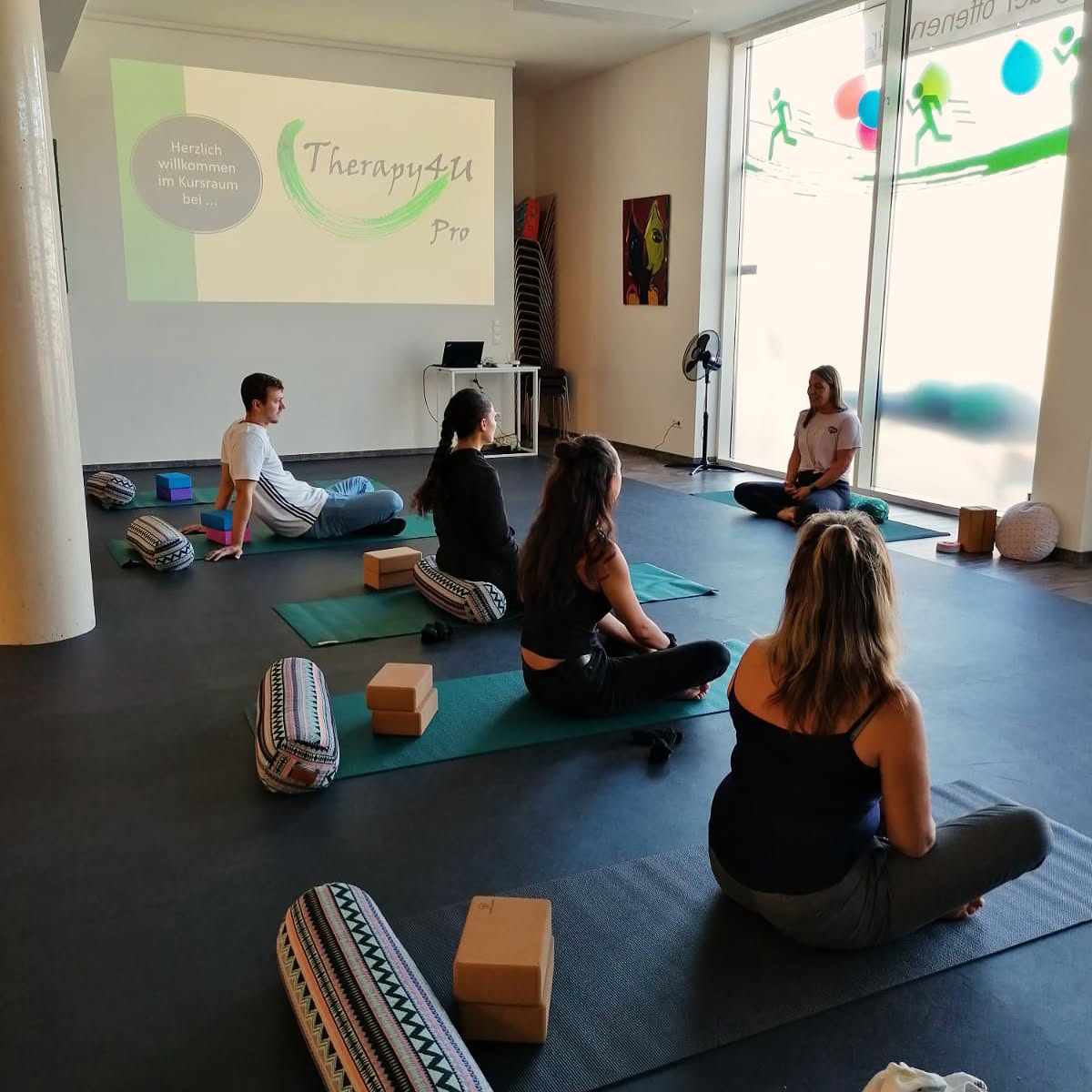 🍂 Herbst & Winter: Die perfekte Zeit für Yoga 🍂
Wenn die Tage kürzer werden und die Temperaturen sinken, sehnt sich unser Körper und Geist nach mehr Wärme und Geborgenheit. In dieser Zeit, in der sich die Natur zurückzieht, haben auch wir die Möglichkeit, nach innen zu blicken und Balance zu finden.
🧘♀️ Yoga gibt uns genau das: Ein Anker inmitten von Stress und Dunkelheit, ein Raum zum Loslassen und Auftanken. Gerade in der kalten Jahreszeit ist es wichtig, unsere Körpermitte zu stärken, unser Immunsystem zu unterstützen und uns mental zu erden.
✨ Meine Yoga-Klassen sind mehr als nur Bewegung: Sie sind eine Einladung, dir Zeit für dich zu nehmen, aufzutanken und neue Energie zu sammeln. Egal, ob du Anfänger oder Fortgeschrittener bist – du bist willkommen.
💬 „Wenn das Außen rauer wird, finden wir in uns selbst die Ruhe, nach der wir suchen.“
📅 Komm vorbei und erlebe selbst, wie Yoga dir durch diese Jahreszeit helfen kann! Jetzt anmelden und die letzten Plätze sichern. ✨
#HerbstYoga #WinterBalance #InnereStärke #YogaZeit #CoreStärkung #Achtsamkeit #NeueEnergie #Yogaklassen #yinyoga #yoga #yogalove #yogaliebe #therapy4ufüssen #hathayoga #gesundheit