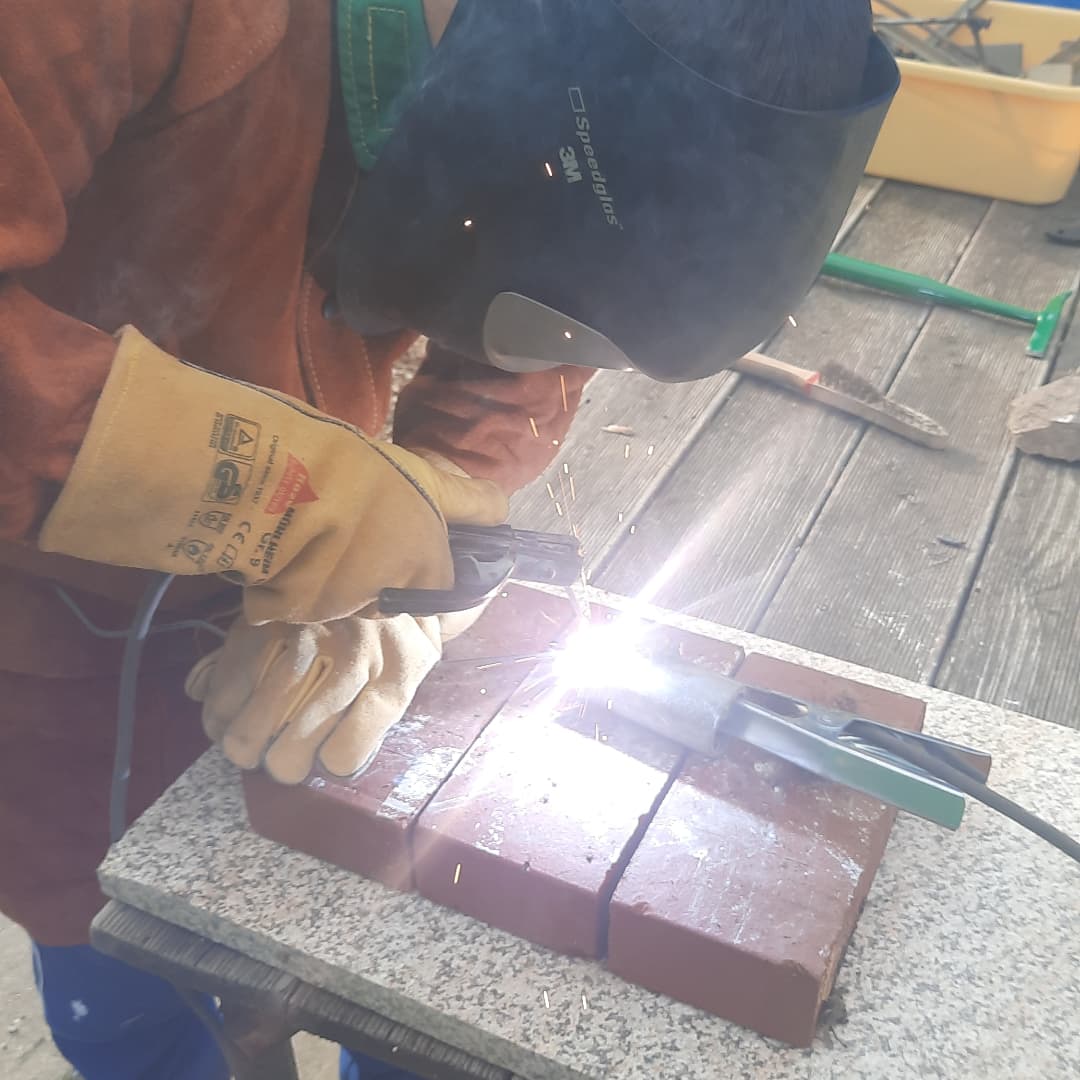 Ob Mauern, Tischlern oder Schweißen. Am ASP kann vieles ausprobiert werden. So bekommst du ein Gefühl dafür, welches Handwerk etwas für dich sein könnte.
#probierengehtüberstudieren
#aktivspielplatzrennbahnweg
#institutfürerlebnispädagogik