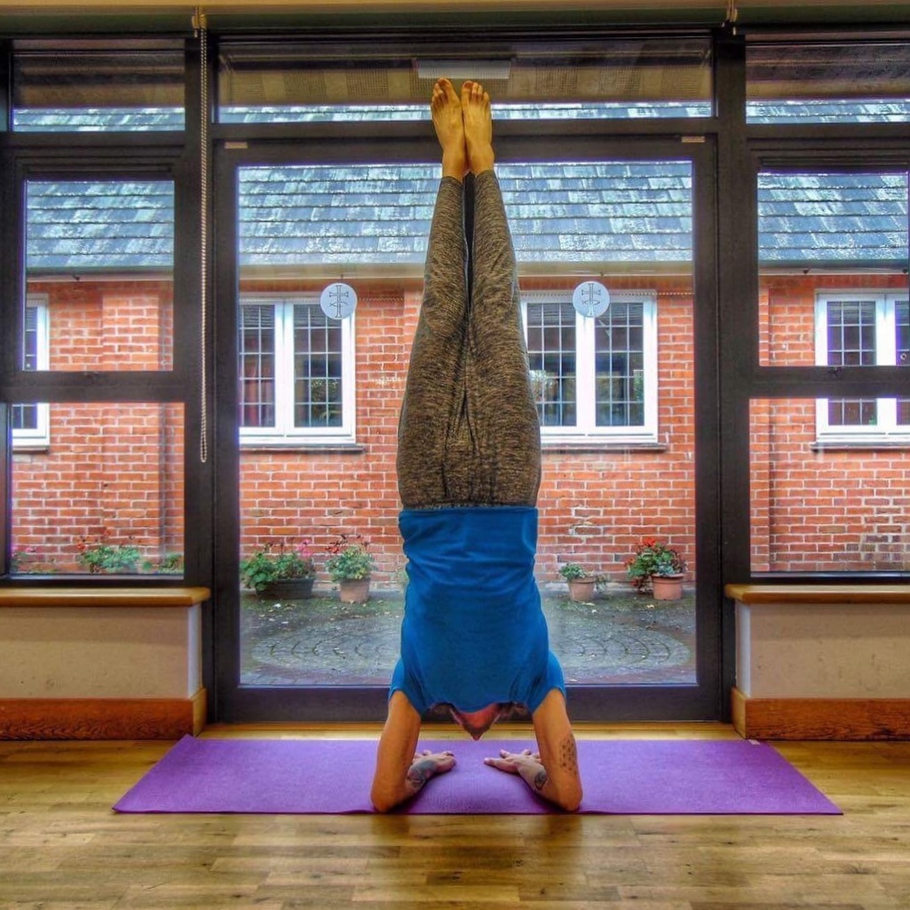 Continuing with my yoga posts in my own sweet time because I don’t even like the Gregorian calendar, here’s me in December 2016, still flourishing on my new #yoga teaching career.
I don’t even know why they’re edited in this way, I don’t even have the originals so…
Back when I still wore strangely tight T-shirts and those weird long ass yoga trousers to teach in.
Seriously y’all back then weren’t my friends, why did nobody call me out on this shit.