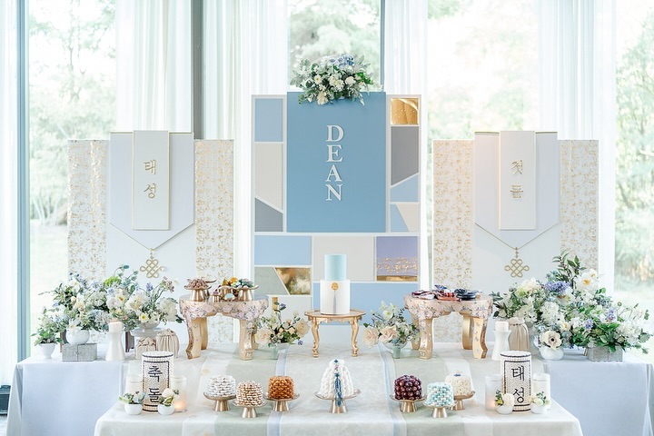 Happy 1st Birthday Dean! š©µ
I hope with every bobo, smiling face that greeted you, and the applauds, you felt loved and celebrated.
This traditional Korean Dohl set up was created by the talented @eveandcodol
I cannot recommend her enough. Her work is flawless. Every handmade embellishment, attention to detail ā not a single wrinkle in those tablecloths. Your hard work doesnāt go unnoticed.