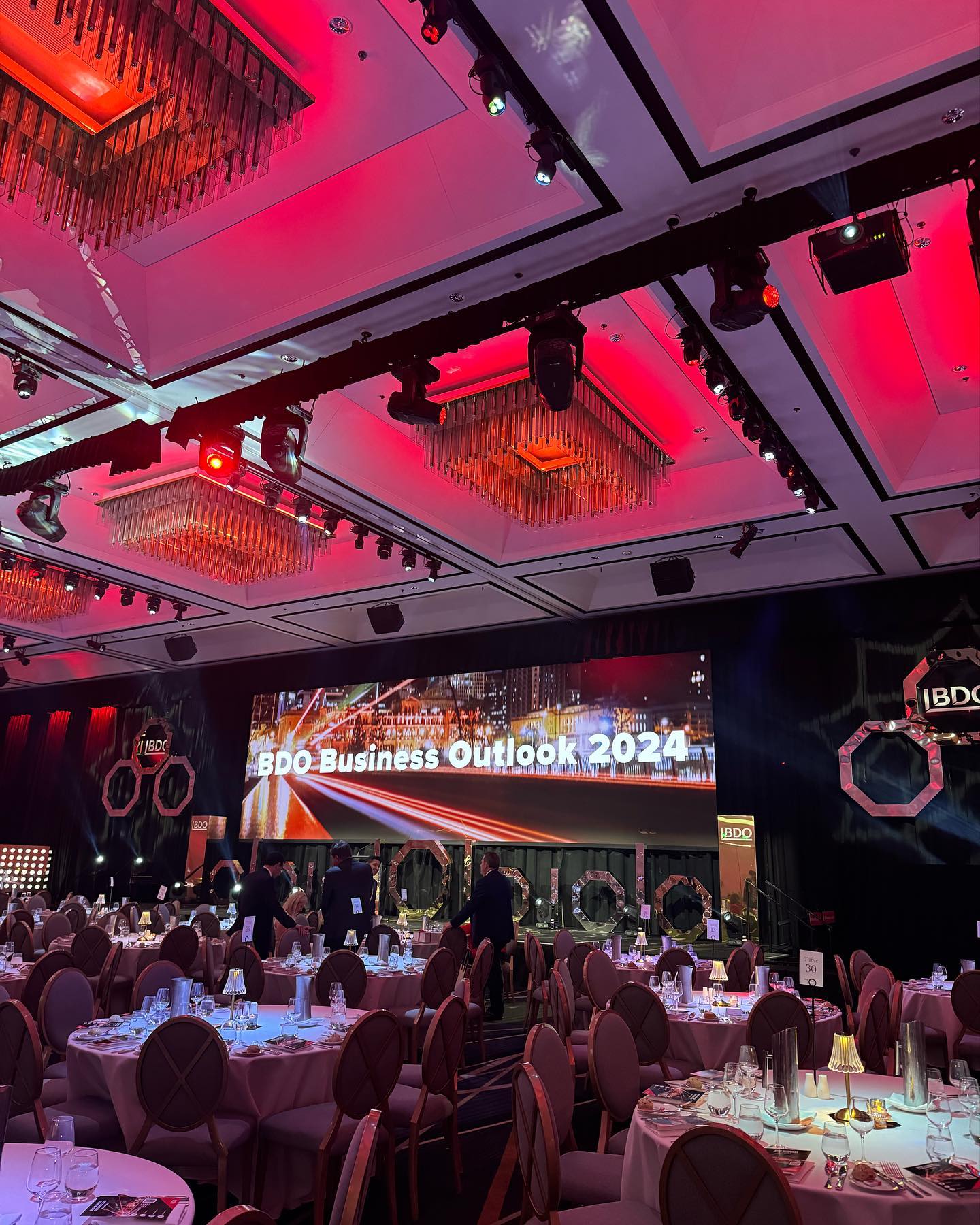 Working with BDO for the second time this year, our team worked to deliver their annual Business Outlook, one of BDO’s biggest internal events. We spent two days at the @sofitelbrisbanecentral supporting the team with the overall theming of the event, featuring our Illumina Range. This saw us dress everything from the foyer space to the main room, inclusive of the stage set which featured our silver and gold octagons suspended in the air. On the day, our team also assisted in the technical and stage management of the event.