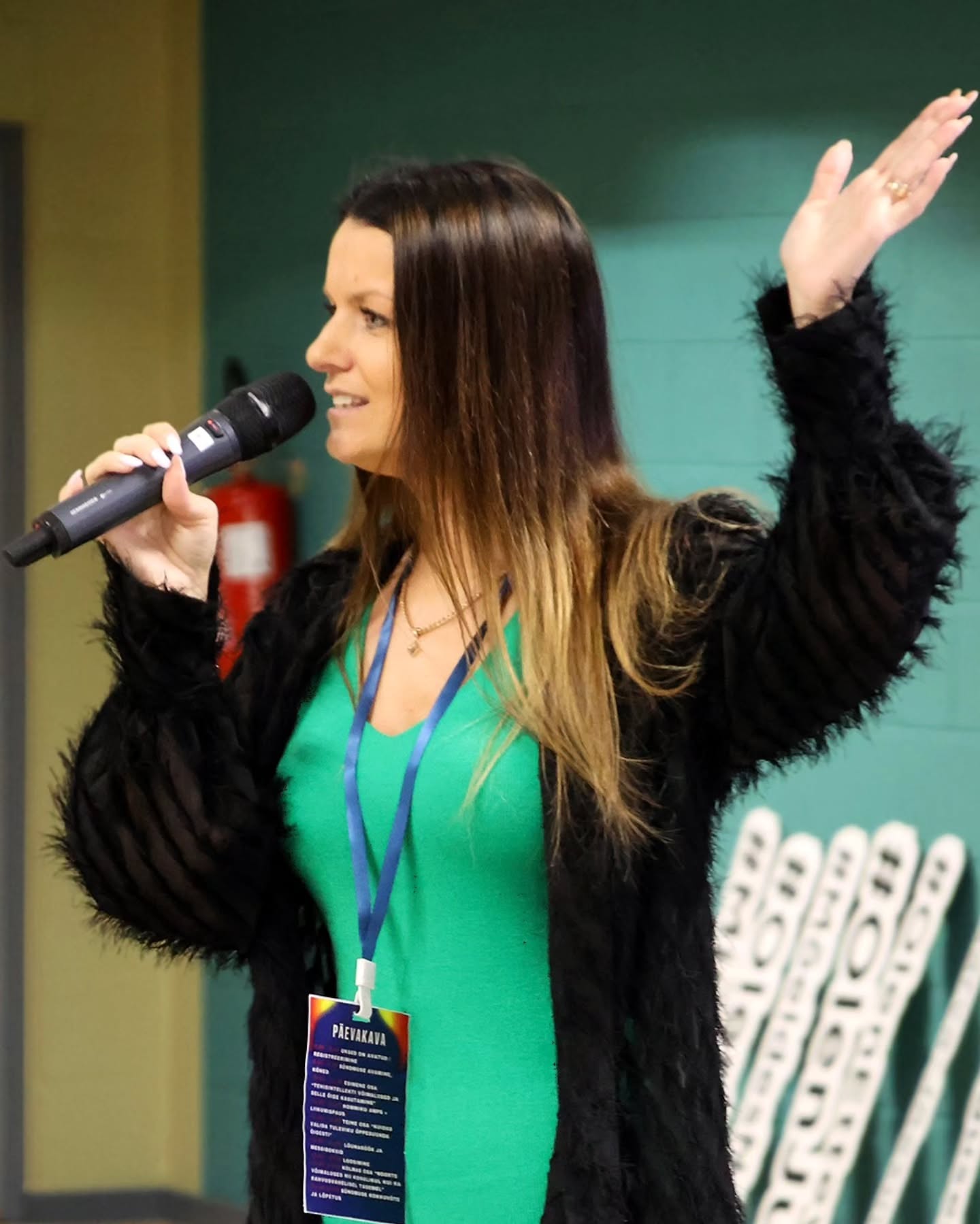 Mida ütleksid Sina täna oma nooremale minale, 7.-9. klassi õpilasele, et kasvatada endas julgust avastada oma potentsiaali ja karjäärivalikuid? 🤩
Mulle avanes 17.10 Ida-Virumaa noorte sügisseminaril "AI, NOORTE VÕIMALUSED JA ÕPPESUUNA VALIMINE" võimalus avardada noorte mõtteviisi ja eneseteadlikkust karjäärivalikutest.
Osalejateks oma karjäärivalikute just parimas alguspunktis 7.-9. klassi õpilased + YouTube ülekande vaatajad.
Ma jagasin nendega oma teekonda tagasihoidlikust ja ebakindlast Kadrist, kes just 7. klassis otsustas, et on aeg! Aeg olla enamat, kui tagasihoidlik, vaikne ja vaid koolis käimisele pühendunud Kadri. Ma otsustasin haarata põnevatest võimalustest ja vaadata, kuhu see mind viiks. See viis mind pööraselt ägedale teekonnale, mis samm sammult on toonud mind tänasesse hetke. ☀️
Aitäh Kohtla-Järve Noortevolikogu noored ja @alissa.linter, et kutsusite ja usaldasite! 🙏🫶
Aitäh noortekogu fotograafile ja Alisale, kes suutsid vaatamata minu pidevale liikumisele, hetki pildile püüda. 😅
PS! Tegelikult on sellest seminarist ka salvestus, kellel on uudishimu kuulata, siis kirjuta mulle ja saadan Sulle lingi. 😉
#karjäärivalik #inspiratsioon #