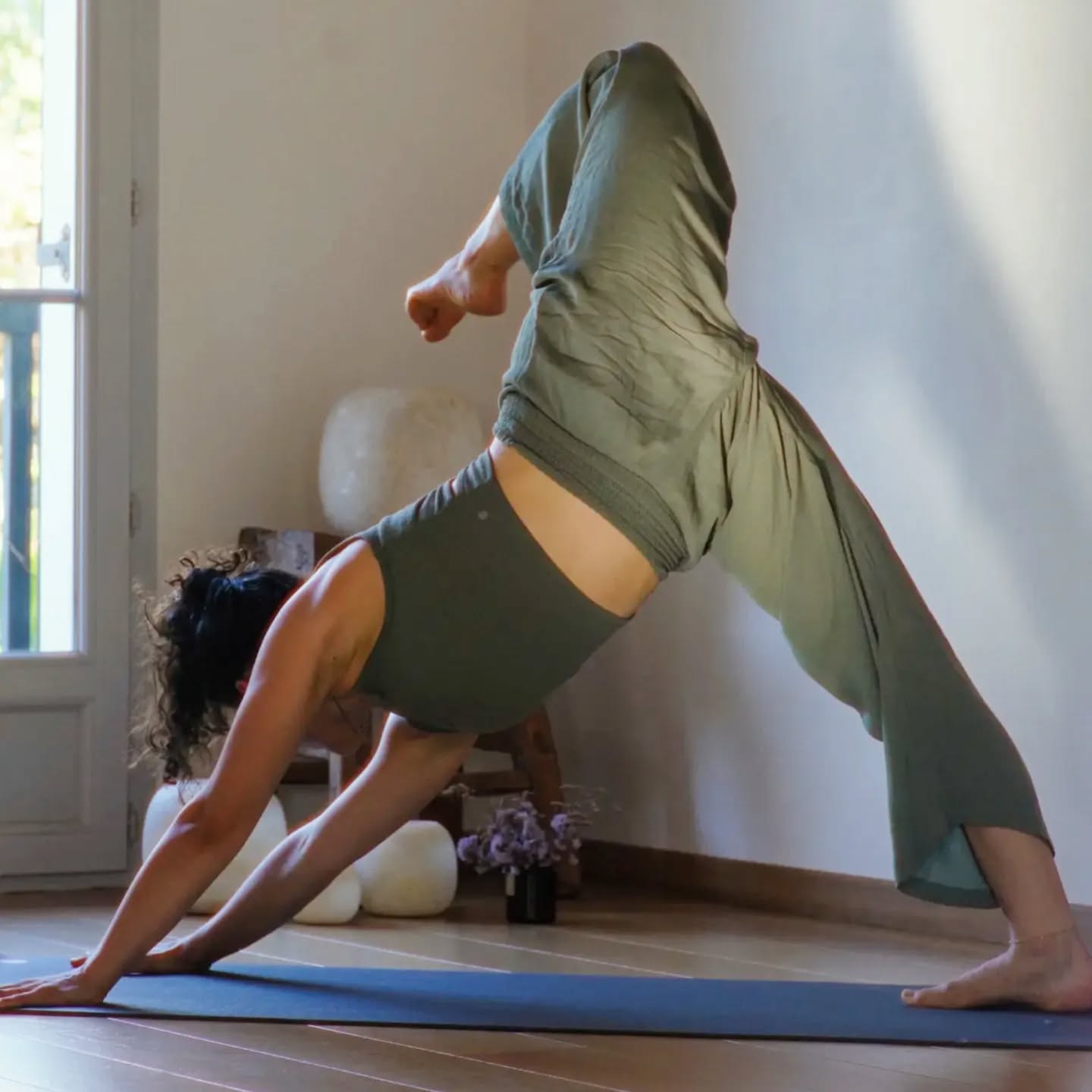 TRAVERSÉE INTÉRIEURE
•
Quelques mots qui s'ancrent après une belle année de déploiement, riches en rencontres, en expériences, en voyage intérieur & extérieur. Nourrie de ces derniers mois mais fatiguée d'un manque de repos, c'est l'équilibre difficile à trouver lorsque l'on gère sa propre entreprise.
•
Ces derniers jours de repos ont été challengeant, la culpabilité de moins faire, comme si je prenais du retard sur la vie. Une boulimie de travail, ça alors !
•
Comme une nouvelle rencontre, ce vide et ce besoin de rien ont été inconfortables. Ils m'ont demandé rigueur & patience pour savourer, enfin, un peu de paresse.
•
Au bout de 3 4 jours, le rien a invité la créativité, sans injonction de produire ou de faire les choses joliement. Juste une envie d'explorer et de se laisser tranquille.
•
Ce partage n'est en rien une injonction à prendre soin de vous. Peut etre juste une invitation à observer la vie avec bienveillance.
Revoir le caractère d'urgence dans ce monde qui court toujours plus vite. "Tout va bien"
•
Cette semaine j'ai
- Vu mes proches,
- Dessiné beaucoup
- Dormi, plus que d'habitude
- Fais du yoga des yeux, ils voulaient rester fermés
- Choisis de m'offrir 2 massages chez @cenote_bayonne
- Savouré un repas excellentissime chez @freyabiarritz
- Révisité la guitare et les mantras de @pialecannu @gaetane.abrial
- Terminé le livre de @Diglee_glittering_bitch
- Pratiqué pour moi à @yogaetxea.guethary
Je suis joie de tous ces espace
•
En créant la plateforme c'est cette parenthèse temporelle que je souhaite vous proposer. Parce que nous avons tous besoin de temps pour nous, pour se déposer et écouter ce qui nous importe réellement.
👉🏻 7 jours d'essai gratuit, pourquoi attendre lorsqu'il s'agit de prendre soin de soi ?
• https://fanny-yogamayucha.uscreen.io/
Ou lien dans la bio
#PrendreSoinDeSoi #BienÊtre #DéveloppementPersonnel #TempsPourSoi #ÉquilibreDeVie #SlowLife #VoyageIntérieur #ÉcouteDeSoi #Créativité #MomentsPrécieux #GestionDuTemps #Mindfulness #PauseBienÊtre #Reconnexion #Épanouissement #VieDentrepreneure #FatigueMentale #CulpabilitéDeRienFaire #VivreLentement #ParenthèseBienÊtre