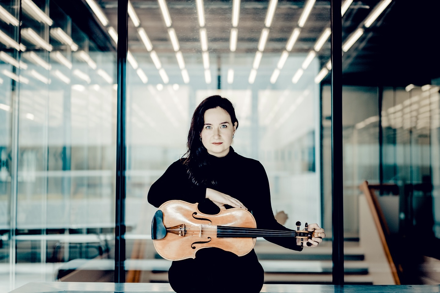 Bratschistin Mila Krasnyuk wuchs in einer Musikerfamilie in der Ukraine 🇺🇦 auf und begann mit 4 Jahren Geige und Klavier zu spielen. 🎻🎹 Bereits mit 9 stand sie als Solistin mit dem Lviv Virtuosos Academic Chamber Orchestra auf der Bühne der Philharmonie Lviv. 🌟
Als leidenschaftliche Kammermusikerin arbeitet Mila mit Künstlern wie Guy Braunstein, Natalia Prishchepenko, Alena Baeva, Thomas Grossenbacher, Franz Bartolomey, Matan Porat, Claudio Bohorquez und Sunwook Kim zusammen.
Ihre Freizeit genießt Mila am liebsten in der Natur, beim Wandern oder Gärtnern.
🎶📅 Sichern Sie sich Tickets (nur 50 Plätze) für den 23.11.2024 in der Galerie Fabian Lang. Mehr Infos: www.zkmg.ch/de
#viola #chambermusic #music #classicalmusic #art #visualart #concert #livemusic #musiciansofinstagram #zurich #culture #kulturzueri