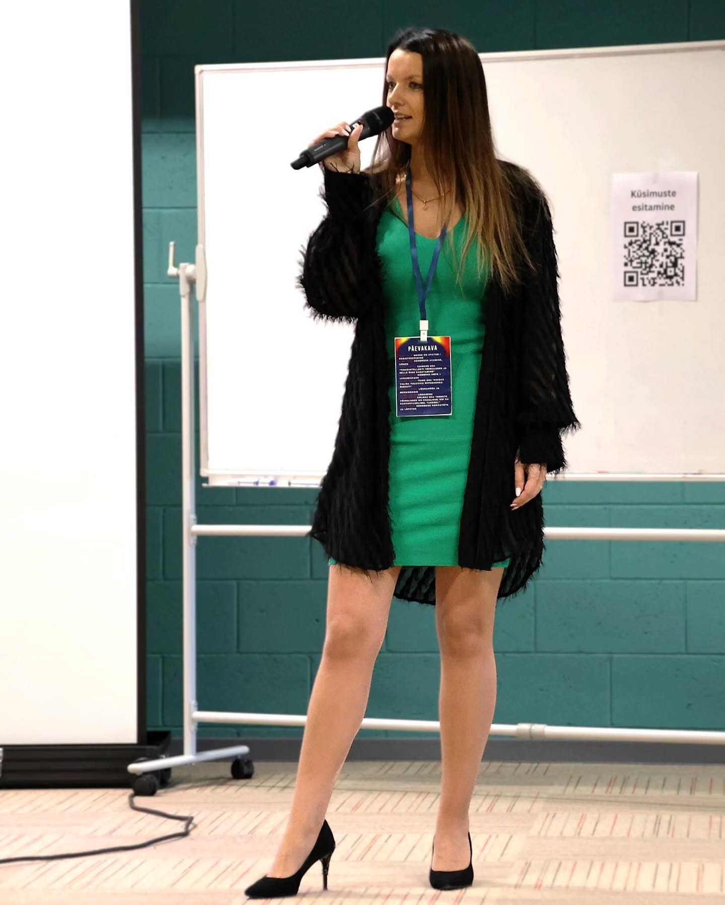 Mida ütleksid Sina täna oma nooremale minale, 7.-9. klassi õpilasele, et kasvatada endas julgust avastada oma potentsiaali ja karjäärivalikuid? 🤩
Mulle avanes 17.10 Ida-Virumaa noorte sügisseminaril "AI, NOORTE VÕIMALUSED JA ÕPPESUUNA VALIMINE" võimalus avardada noorte mõtteviisi ja eneseteadlikkust karjäärivalikutest.
Osalejateks oma karjäärivalikute just parimas alguspunktis 7.-9. klassi õpilased + YouTube ülekande vaatajad.
Ma jagasin nendega oma teekonda tagasihoidlikust ja ebakindlast Kadrist, kes just 7. klassis otsustas, et on aeg! Aeg olla enamat, kui tagasihoidlik, vaikne ja vaid koolis käimisele pühendunud Kadri. Ma otsustasin haarata põnevatest võimalustest ja vaadata, kuhu see mind viiks. See viis mind pööraselt ägedale teekonnale, mis samm sammult on toonud mind tänasesse hetke. ☀️
Aitäh Kohtla-Järve Noortevolikogu noored ja @alissa.linter, et kutsusite ja usaldasite! 🙏🫶
Aitäh noortekogu fotograafile ja Alisale, kes suutsid vaatamata minu pidevale liikumisele, hetki pildile püüda. 😅
PS! Tegelikult on sellest seminarist ka salvestus, kellel on uudishimu kuulata, siis kirjuta mulle ja saadan Sulle lingi. 😉
#karjäärivalik #inspiratsioon #