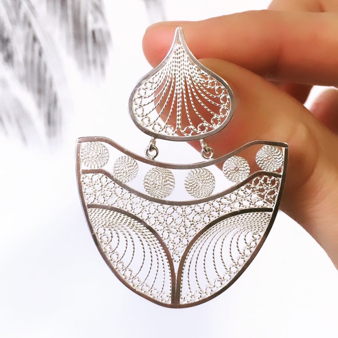 ✨Les boucles d’oreilles « MOMPOS »✨
Réalisées en hommage à la petite ville colombienne de Mompos, capitale dans l’art des bijoux en filigranes. C’est là que j’ai résidé à deux reprises pour apprendre et me perfectionner dans ce merveilleux métier d’art au sein de l’atelier @acltalleryjoyeria 🫶🏼
#filigranamomposina #filigrana #filigreejewelry #metierdart #noeebijoux