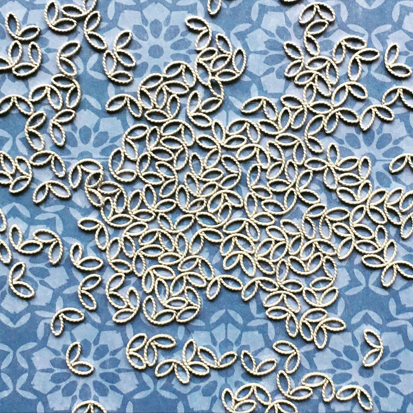 Les éléments pliés de filigranes que j’affectionne en ce moment !
#pattern #filigreejewellery #filigranschmuck #silverwire #noeebijoux