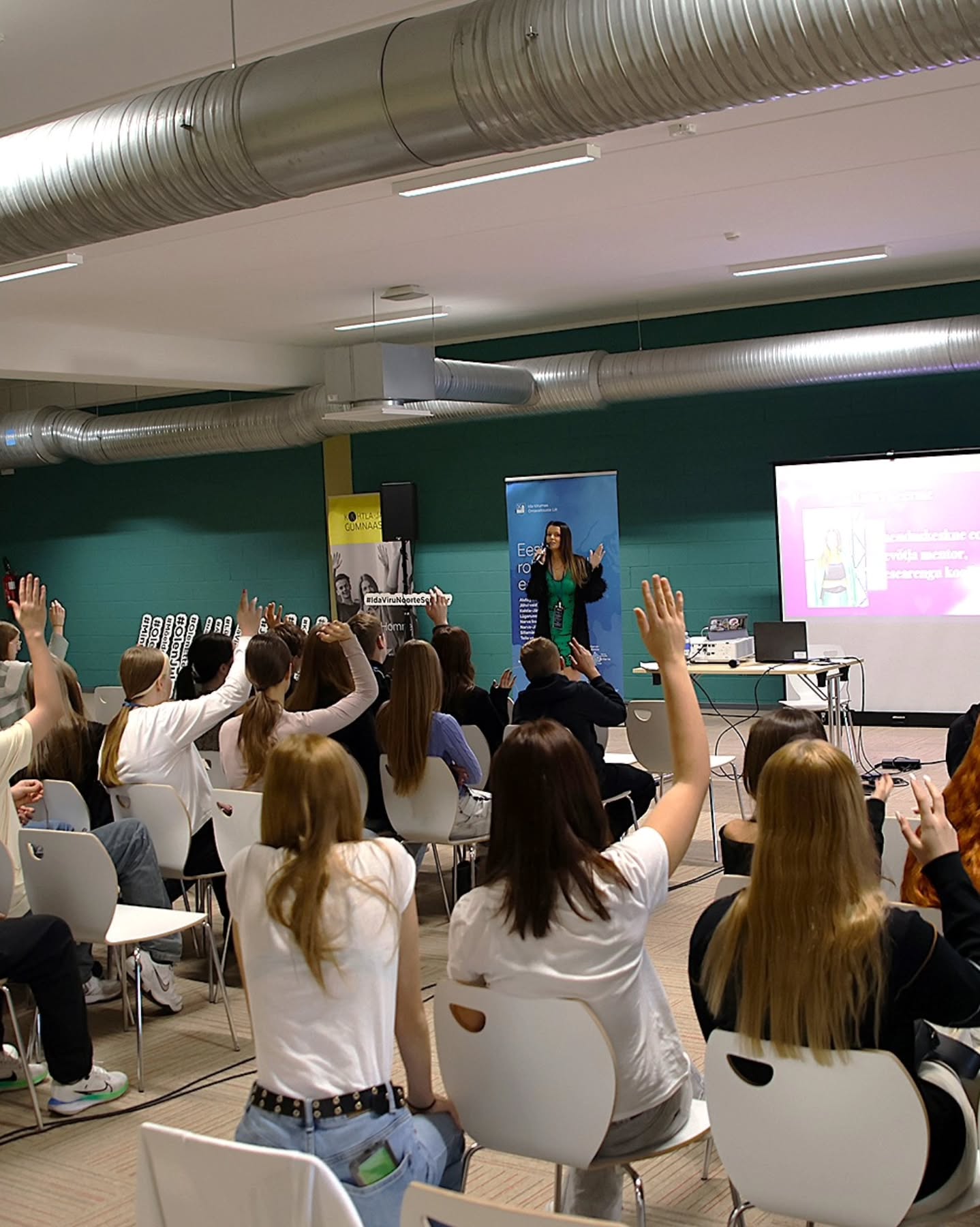 Mida ütleksid Sina täna oma nooremale minale, 7.-9. klassi õpilasele, et kasvatada endas julgust avastada oma potentsiaali ja karjäärivalikuid? 🤩
Mulle avanes 17.10 Ida-Virumaa noorte sügisseminaril "AI, NOORTE VÕIMALUSED JA ÕPPESUUNA VALIMINE" võimalus avardada noorte mõtteviisi ja eneseteadlikkust karjäärivalikutest.
Osalejateks oma karjäärivalikute just parimas alguspunktis 7.-9. klassi õpilased + YouTube ülekande vaatajad.
Ma jagasin nendega oma teekonda tagasihoidlikust ja ebakindlast Kadrist, kes just 7. klassis otsustas, et on aeg! Aeg olla enamat, kui tagasihoidlik, vaikne ja vaid koolis käimisele pühendunud Kadri. Ma otsustasin haarata põnevatest võimalustest ja vaadata, kuhu see mind viiks. See viis mind pööraselt ägedale teekonnale, mis samm sammult on toonud mind tänasesse hetke. ☀️
Aitäh Kohtla-Järve Noortevolikogu noored ja @alissa.linter, et kutsusite ja usaldasite! 🙏🫶
Aitäh noortekogu fotograafile ja Alisale, kes suutsid vaatamata minu pidevale liikumisele, hetki pildile püüda. 😅
PS! Tegelikult on sellest seminarist ka salvestus, kellel on uudishimu kuulata, siis kirjuta mulle ja saadan Sulle lingi. 😉
#karjäärivalik #inspiratsioon #