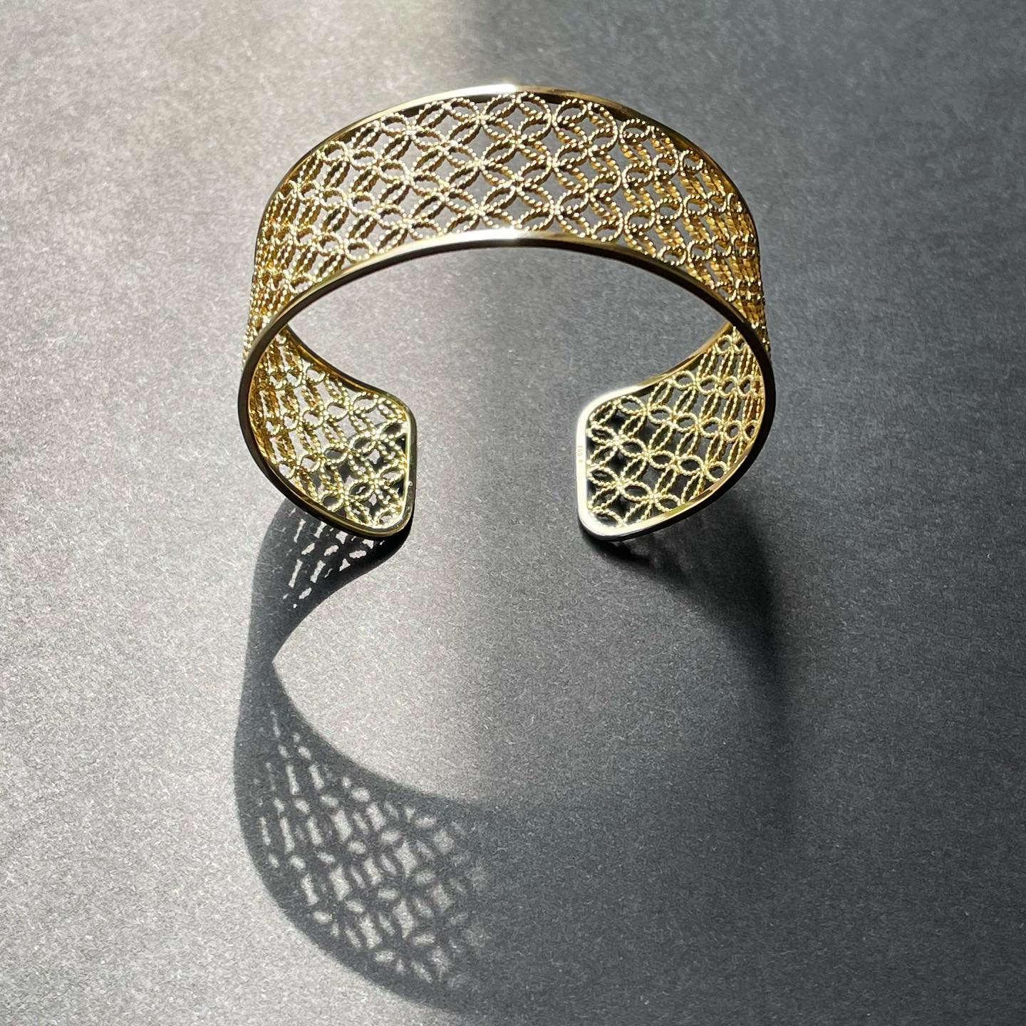 ✨Bracelet manchette « ARABESQUES » en version totale or jaune 750✨
Passion, précision & patience …
#luxuriousjewelry #bijouxcreateur #swissjewelry #gold #goldjewellery #noeebijoux