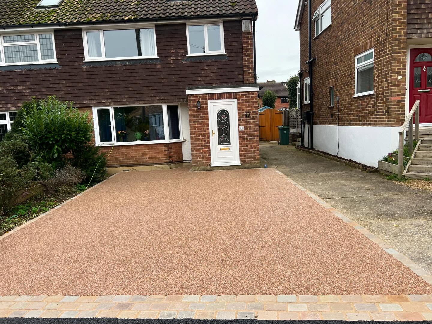 Resin bound (Tuscan pearl)with sand stone edgings👌