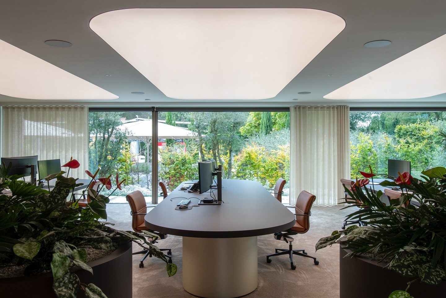 Step into the world of ultimate luxury with โGiuliano,โ an office space that redefines elegance and comfort. Picture the fusion of a high-end residence with a cutting-edge workspace, where every corner exudes sophistication. Lavish materials such as rich marble, sumptuous travertine, and soft alcantara create an atmosphere of opulence that envelops you from the moment you enter. The lighting, with its breathtaking gold leaf details, casts a warm, golden glow over the space, highlighting the exquisite finishes.
Soft textures abound, from the plush fabric wall coverings to the inviting carpets underfoot, creating a sense of comfort and warmth. The furniture, with its gentle curves and smooth, rounded edges, encourages relaxation while maintaining a chic and modern aesthetic. And, of course, the piรจce de rรฉsistanceโa stunning saltwater aquarium that spans the office, bringing a touch of serenity and natural beauty into this luxurious environment.
โGiulianoโ is not just an office; itโs an experienceโwhere every detail has been thoughtfully curated to offer both style and serenity in equal measure..
.
.
.
.
.
#LuxuryOffice
#InteriorGoals
#OfficeDesignInspo
#ModernElegance
#MarbleMagic
#TravertineTrends
#OfficeAesthetic
#DesignPerfection
#SophisticatedInteriors
#LuxuryLifestyle
#WorkplaceWellness
#ChicInteriors @Veerle Vangeneugden // Studio Frank Gielen. @tuinwerkenvanormelingen