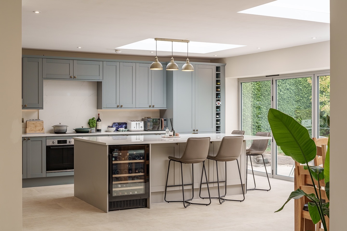 ๐ธโจ Just wrapped up a stunning photoshoot for a beautiful kitchen and family room extension! ๐ก๐
This project showcases the incredible craftsmanship of @elite.buildsussex. From the sleek cabinetry to the open layout, every detail is perfect!
Highlights include:
๐ Spacious design ideal for family gatherings
๐ฝ๏ธ Kitchen with top-of-the-line finishes
๐ Sunlit family room perfect for relaxation
๐ผ๏ธ Thoughtful decor that ties the space together
Weโre thrilled to have captured this amazing transformation! Swipe to see the beauty unfold! โก๏ธ
#Photography #HomeExtension #BuilderShowcase #InteriorPhotography #DreamHome #KitchenDesign