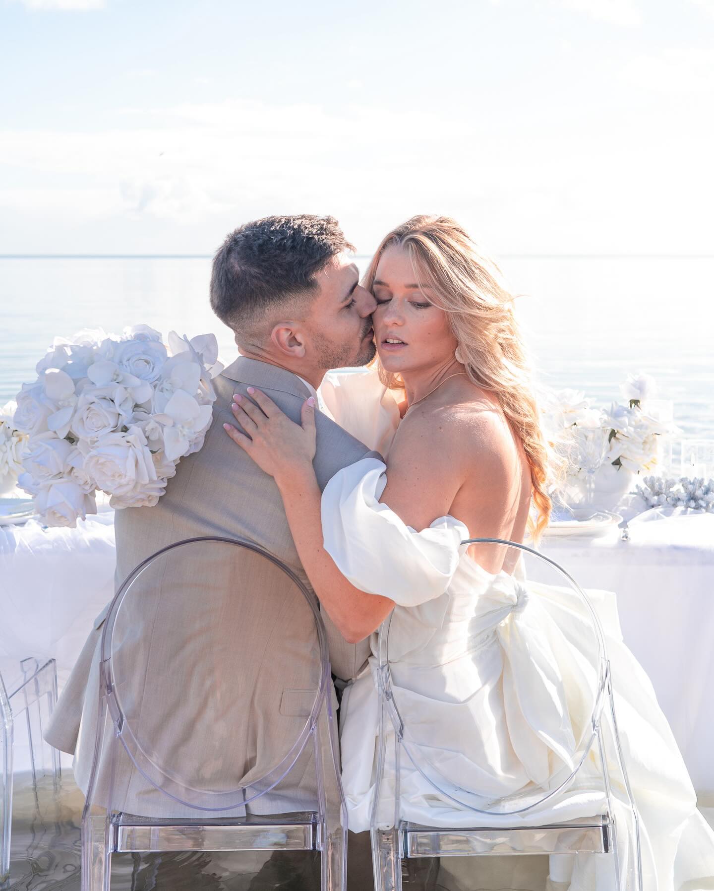 Die Nordsee und die Kraft der Liebe auf einem Bild vereint.💕 Immer noch zutiefst dankbar beim wunderbaren Shooting auf Sylt dabei gewesen zu sein. Einzigartige Aufnahmen für die Ewigkeit 🤍 Danke an das komplette Orga-Team für die tollen Momente.
#liebe #love #wedding #weddinginspiration #hochzeitsinspiration #syltphotography #sylthochzeit #hamburgheiratet #hamburghochzeit #hamburghochzeitsfotograf #sylthochzeitsfotograf #magicalwedding #magischehochzeit
SYLT PORTFOLIODAYS BY
@yes.fotografie
@cathysteinkamp.fotografie
@keaulrich.fotografie
@steffijastramfotografie
VIDEOGRAPH: @jescoherzog
DEKO/BLUMEN: @rosarot_hochzeitsatelier @fineflowers.de
PAPETERIE: @slowdown_art
MODELS: @j.f_moments
STYLING: @bnice.style
BRAUTMODE: @annettebasilius.d_s
SCHMUCK: @oceanlovesylt
LIMOUSINE: @northern_lights_sylt
BULLI: @syltbulli