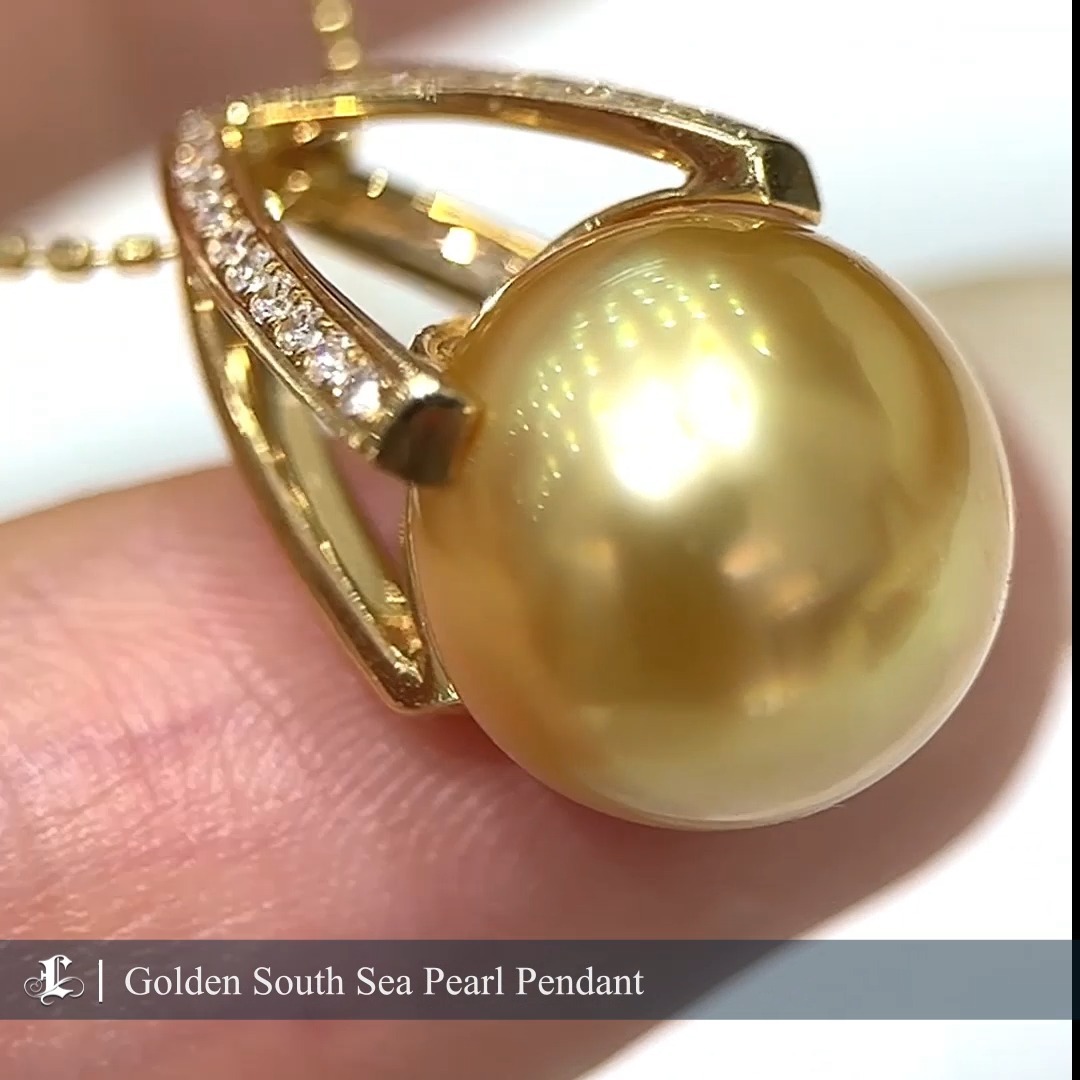 AAAA 11-12 mm Golden South Sea Pearl Luxury Pendant 18k Gold w/ Diamond
SKU: PSG108-YSJ
#goldenpearlpendant #goldenpearljewelry
A perfect 11-12mm South Sea golden pearl, boasting flawless shape, color, and luster. The pearl nacre is virtually without blemishes, making it a true masterpiece. Paired with a diamond setting, it exudes an even more luxurious appeal!
Product Information
Origin South Sea Pearl Jewelry Processed in Japan
Material South Sea Pearl, 18k Gold, and Natural Diamond
Dimensions Pendant Approx. 2.0 x 1.2 cm
Pearl
Shaped: Round
Size: 11-12 mm
Quality: AAAA
Nacre: Very Thick
Color: Golden
Luster: Aurora
Accessories
Metal: 1.45 g of 18k Gold
Other: 0.15 ct of SI Quality Natural Diamond
Excluding Chain