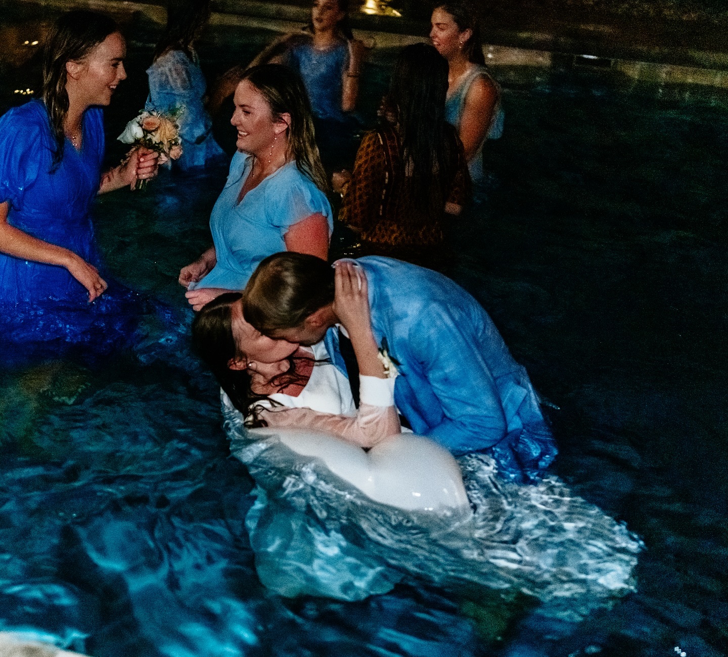 Grace + Lincoln’s reception last year. We loved when the bridal party surprised everyone and jumped into the pool. 😆💙
