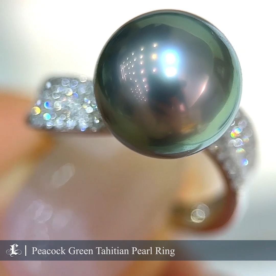 0.48 ct Diamond 11-12 mm Peacock Green Tahitian Pearl Ring 18k Gold
SKU: JT063-YSJ
#peacockgreentahitianpearls #tahitianpearlring #tahitianpearljewelryforsale
The allure of Tahitian pearls is truly unmatched! This stunning peacock green Tahitian pearl, with its perfect round shape and aurora-like luster, is the centerpiece of this ring. Set in a simple yet classic diamond ring setting, this piece is a must-have addition to any collection.
Product Information
Origin Tahitian Pearl Jewelry Processed in Japan
Material Tahitian Pearl, 18k Gold, and Natural Diamonds
Dimensions -
Pearl
Shaped: Round
Size: 11-12 mm
Quality: AAAA
Nacre: Very Thick
Color: Peacock Green
Luster: Aurora
Accessories
Metal: 2.75 g of 18k White Gold
Other: 0.48 ct of SI Quality Natural Diamond