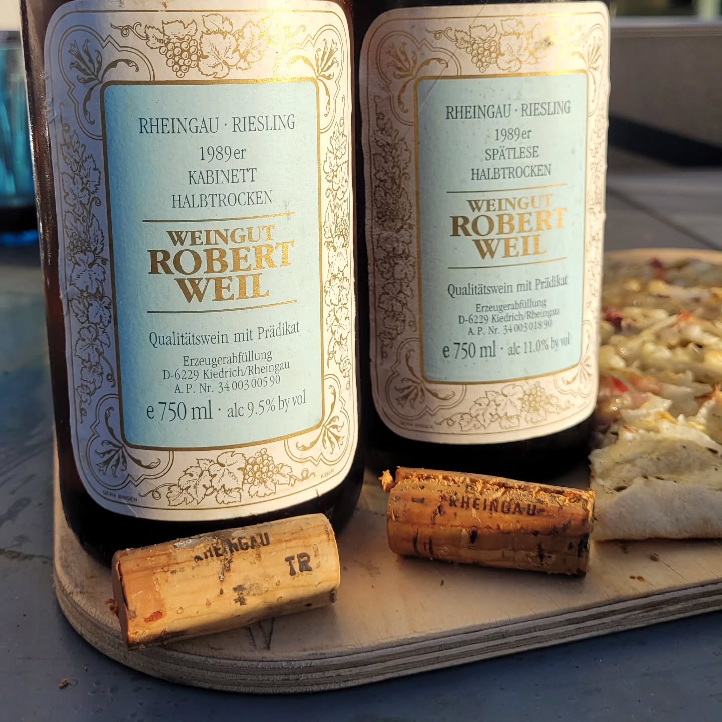 At the beginning of November, we finally had the chance to enjoy Flammkuchen and Riesling under the autumn sun—an essential part of the season for me. We explored three 2021 Grosses Gewächs Rieslings from three different major regions:
🍇 Schloss Lieser Wehlener Sonnenuhr GG – This wine presented vibrant acidity, offering a lively and energetic profile. However, it lacked additional depth beyond its sharpness.
🍇 Bassermann-Jordan Deidesheimer Ungeheuer GG – Rich honeyed notes with a touch of ripe fruit, providing a rounded and smooth experience.
🍇 Robert Weil Kiedrich Gräfenberg GG – The most complex of the trio, displaying layers of minerality and depth, making it a true standout.
With the Robert Weil GG open, it was the perfect opportunity to uncork two bottles from 1989, the birth year of my wife. Her birthday in mid-November is always too late to enjoy Riesling in the autumn sun. The Spätlese in particular was extraordinary, offering flavors of ripe peach and apricot with underlying honeyed and floral notes. The wine's bright acidity added a lively counterbalance, keeping it fresh despite its age. The 1989 vintage in the Rheingau was indeed special, yielding Rieslings with a unique balance of richness and structure—a wonderful toast to autumn sunshine! 🍂🍇